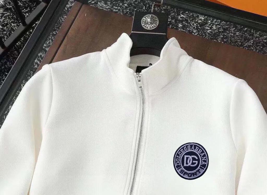 P400 💰 [D&G Dolce & Gabbana] (Gospel for Fatty) hot-selling suit is coming. Focus on the original version of the official website. 2025 new hot-selling cardigan and sweatshirt suit. The original order is the best. 🇭🇰The meticulous work of top designers. It has a fitting and perfect upper body effect. 100% natural high-quality Roman cotton, close-fitting comfort, noble and elegant! Original hardware embodies elegance and nobility! Counter size: M-5XL (maximum wear up to 220 pounds)