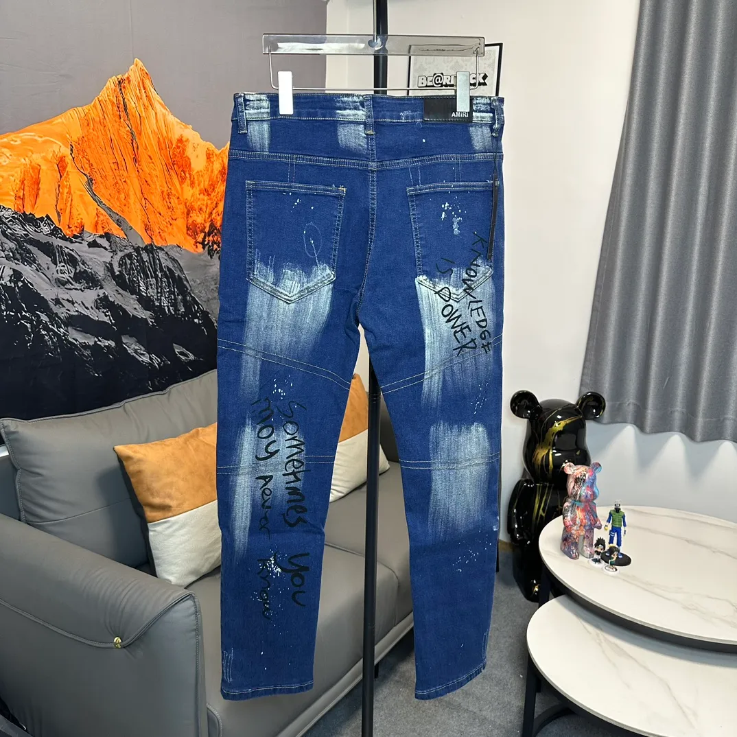 P210 DSQ2 & DSQUARED2 quadratic 24ss printed jeans - The upper body is perfect. The details are self-explanatory. It is very comfortable to wear. It is low-key yet luxurious. It looks very classy. The trousers style and cut are truly top-notch jeans. The quality is outstanding. After heavy washing, the trousers are very soft. The straight-leg version is not picky. Many Internet celebrities have the same style. The upper body is absolutely stylish~ Size: 30-36