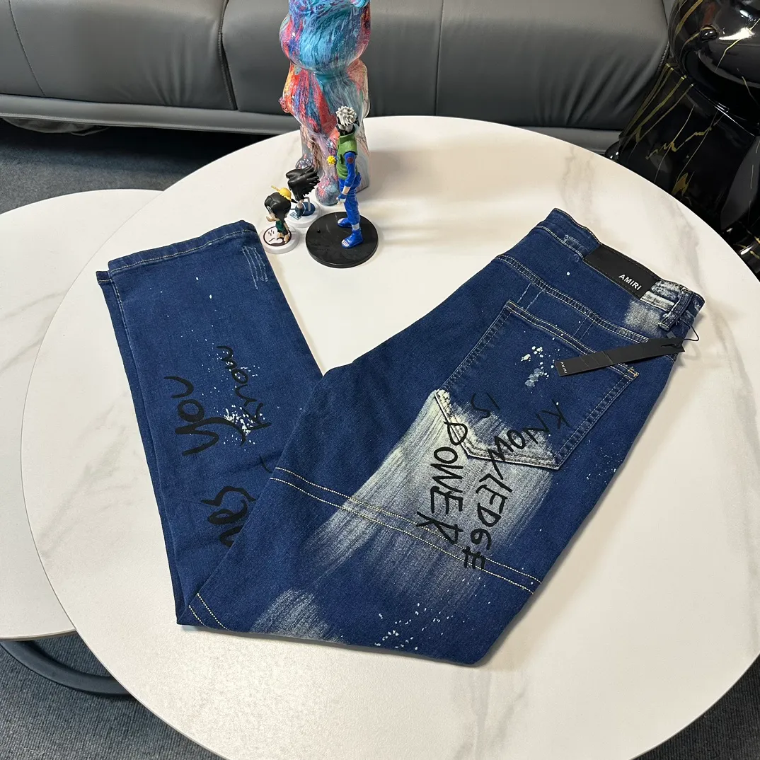 P210 DSQ2 & DSQUARED2 quadratic 24ss printed jeans - The upper body is perfect. The details are self-explanatory. It is very comfortable to wear. It is low-key yet luxurious. It looks very classy. The trousers style and cut are truly top-notch jeans. The quality is outstanding. After heavy washing, the trousers are very soft. The straight-leg version is not picky. Many Internet celebrities have the same style. The upper body is absolutely stylish~ Size: 30-36