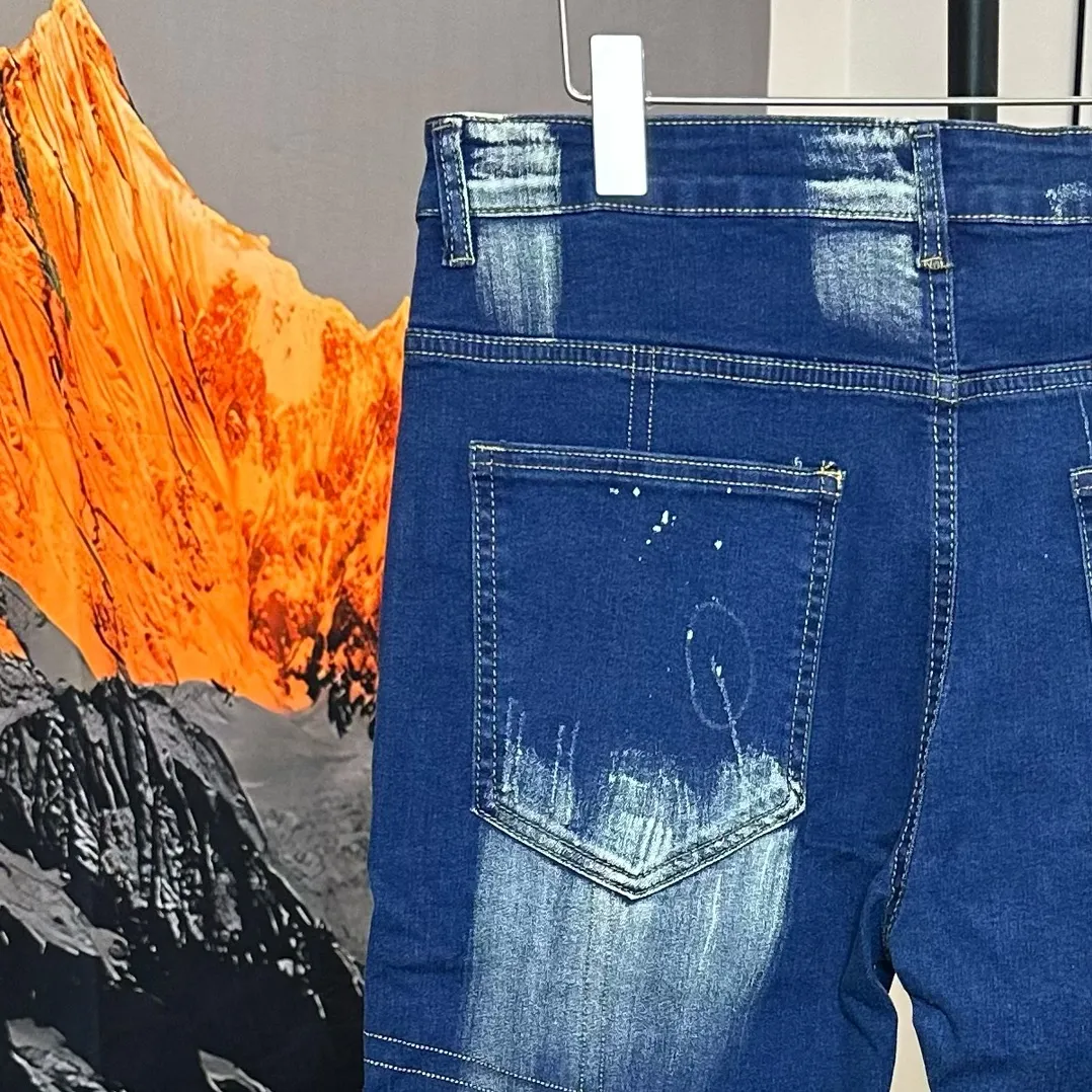 P210 DSQ2 & DSQUARED2 quadratic 24ss printed jeans - The upper body is perfect. The details are self-explanatory. It is very comfortable to wear. It is low-key yet luxurious. It looks very classy. The trousers style and cut are truly top-notch jeans. The quality is outstanding. After heavy washing, the trousers are very soft. The straight-leg version is not picky. Many Internet celebrities have the same style. The upper body is absolutely stylish~ Size: 30-36