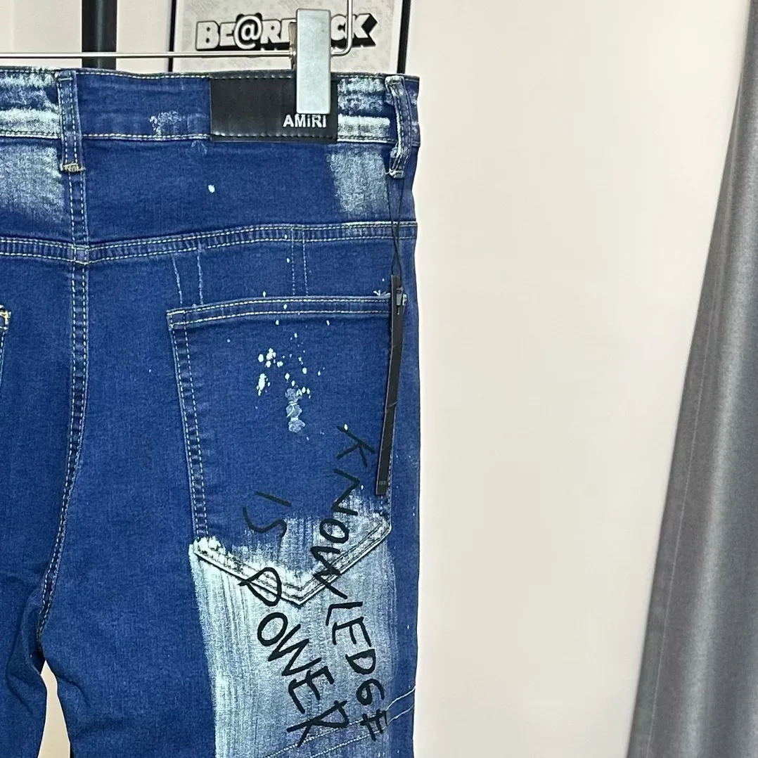P210 DSQ2 & DSQUARED2 quadratic 24ss printed jeans - The upper body is perfect. The details are self-explanatory. It is very comfortable to wear. It is low-key yet luxurious. It looks very classy. The trousers style and cut are truly top-notch jeans. The quality is outstanding. After heavy washing, the trousers are very soft. The straight-leg version is not picky. Many Internet celebrities have the same style. The upper body is absolutely stylish~ Size: 30-36