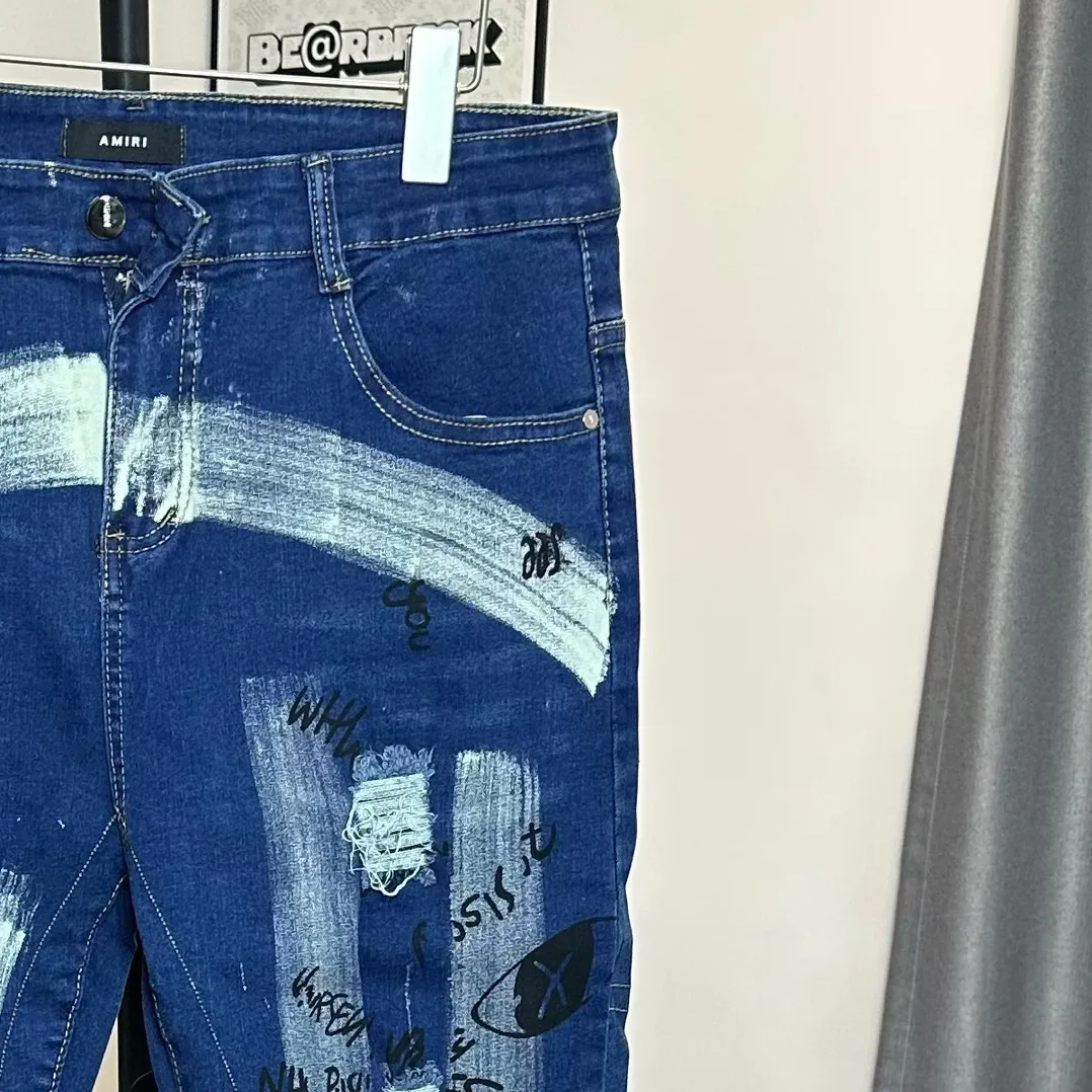 P210 DSQ2 & DSQUARED2 quadratic 24ss printed jeans - The upper body is perfect. The details are self-explanatory. It is very comfortable to wear. It is low-key yet luxurious. It looks very classy. The trousers style and cut are truly top-notch jeans. The quality is outstanding. After heavy washing, the trousers are very soft. The straight-leg version is not picky. Many Internet celebrities have the same style. The upper body is absolutely stylish~ Size: 30-36
