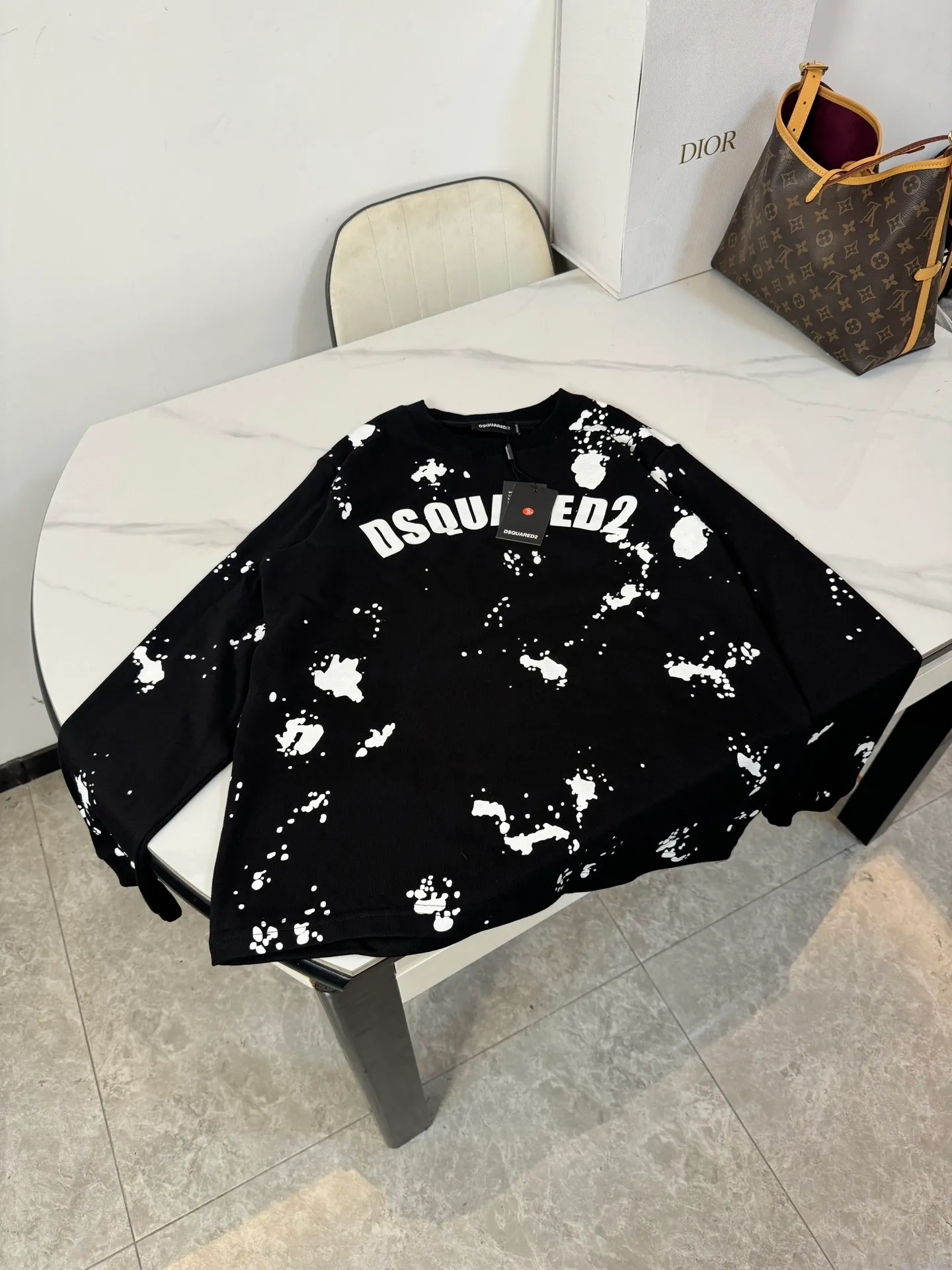 P170 model number: B18 D2 letters all-over printed round neck sweatshirt. The fabric is made of 32-count double yarn 340g high-gram weight pure cotton fabric. Custom-woven and dyed in the same cylinder as the original thread of the same color. Imported machine printing technology. High version of the inner hemming and wrapping strips. Perfect details. Loose fit. Made with conscience. High temperature resistance. Will not fall off. Machine washable. Factory-made workmanship. The double-needle strips are neatly routed. Popular style among internet celebrities. Very popular. Color: Black Size: S M L XL