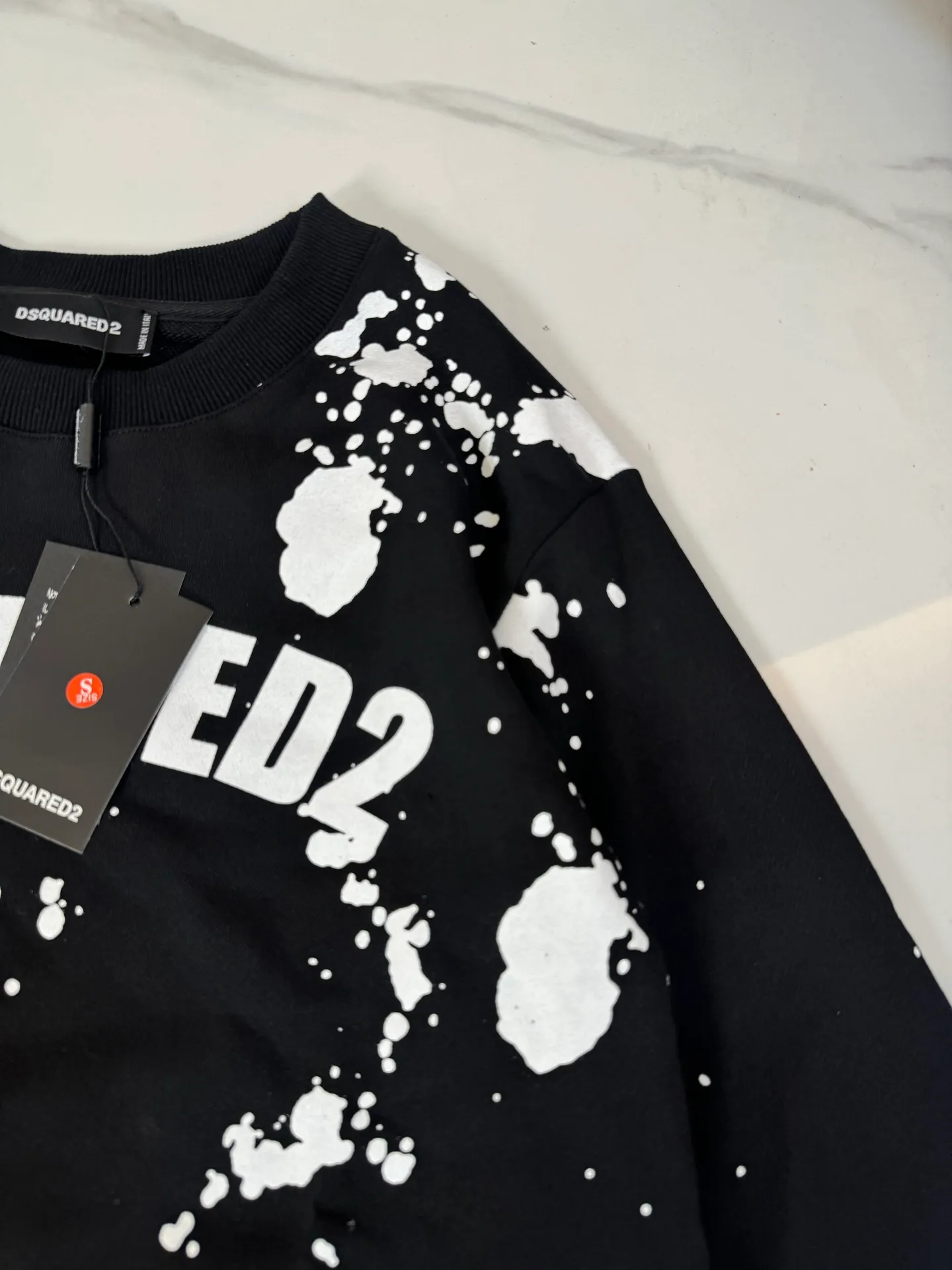 P170 model number: B18 D2 letters all-over printed round neck sweatshirt. The fabric is made of 32-count double yarn 340g high-gram weight pure cotton fabric. Custom-woven and dyed in the same cylinder as the original thread of the same color. Imported machine printing technology. High version of the inner hemming and wrapping strips. Perfect details. Loose fit. Made with conscience. High temperature resistance. Will not fall off. Machine washable. Factory-made workmanship. The double-needle strips are neatly routed. Popular style among internet celebrities. Very popular. Color: Black Size: S M L XL
