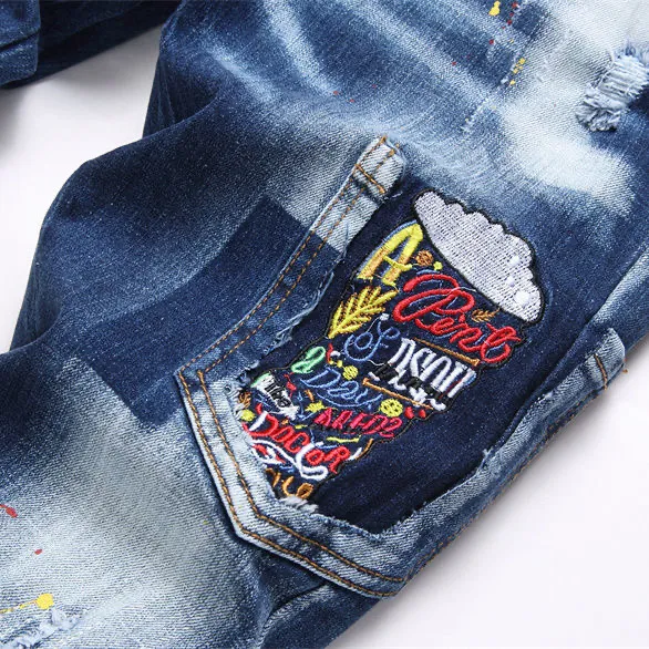 P180 D2 new embroidered men's ripped trendy jeans stretch personalized patches slim fit little feet beggar pants top-quality materials super soft high cotton washed denim fabric. Each piece of washed denim fabric costs up to three times the conventional process. The touch is extremely delicate and the texture is very good. The whole body is simple and elegant. The back pocket of the pants adopts high-end direct injection technology. It is extremely exquisite. Full score for details. Size: M-XXL