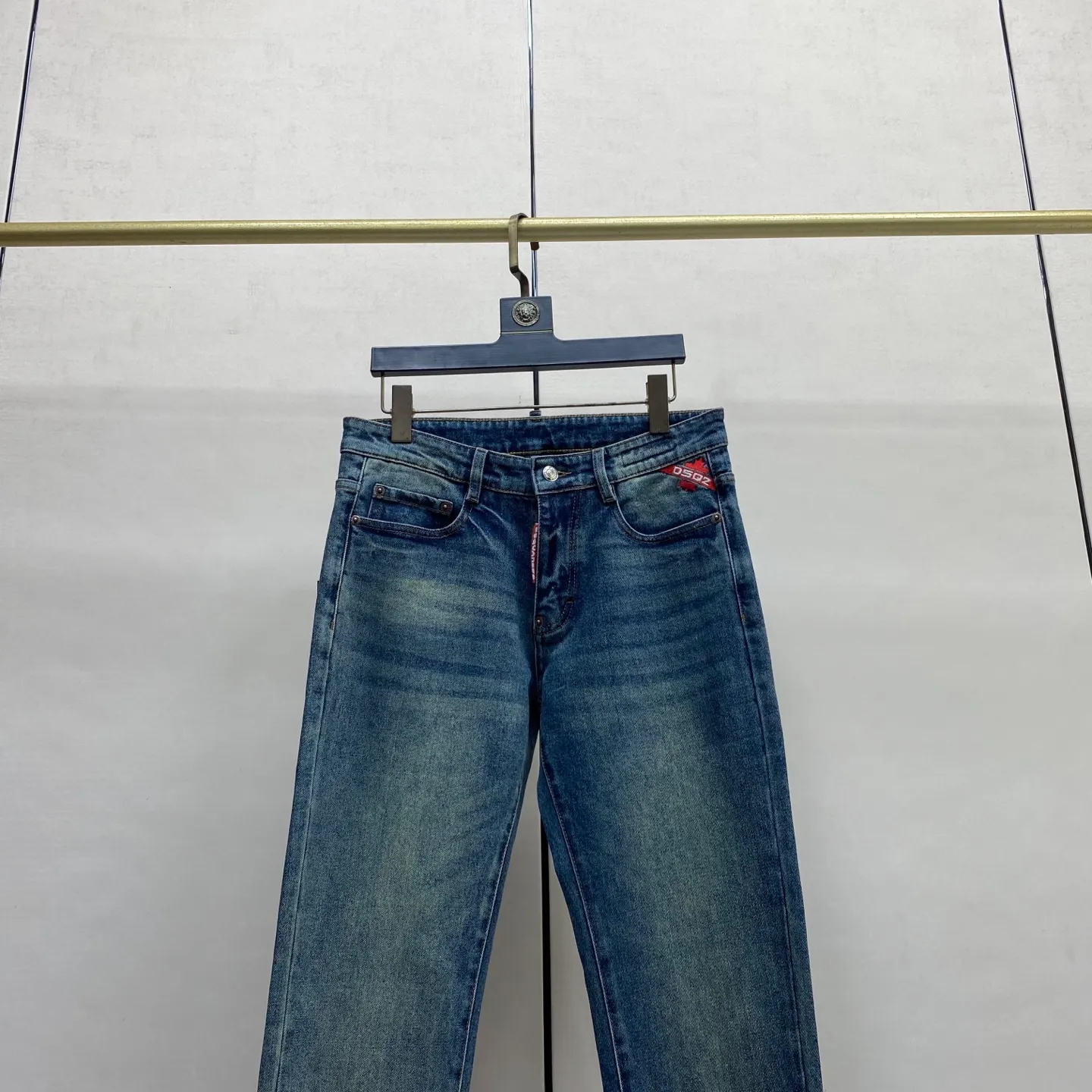 P230 2025 Autumn and Winter European Counter New Style, Super A Purchasing Level Overseas Trading Company Order Source, Top Original High-end Men's Custom Fashion Slim Small Straight Jeans 2818 Color: Heavy craftsmanship, fried sand and water, picture color Size: 29-40 Fabric: Denim washed jeans! Luxurious experience. Customer-supplied trade channel. The simple and charming classic trousers are made of customer-supplied denim. The texture is thick, comfortable and breathable. The cutting of high-quality craftsmanship is top-notch, and the overall design is very exquisite. The cuffing design on the inside and outside is perfect, and the use of poly-strand mechanical needle edge banding technology highlights the brand's luxurious inner charm. The brand logo is full and thick, and the chiseled buttons are thick and rigorous, bringing a new fashion taste to this ordinary trousers!  Excipients: Complete with three standards