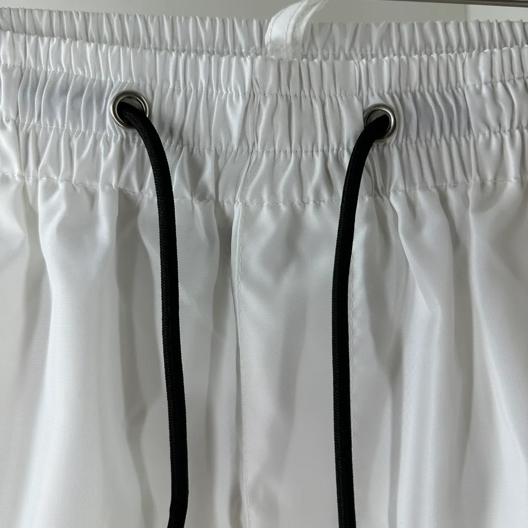 P180, DSQ, 2024 new summer wear, synchronized with the official website. The style is simple but not simple, super stylish. The mesh beach shorts use imported 100% fiber super-heavy hand printing technology, especially the logo decorative design. They are very fashionable. I have to praise their grasp of details. The colors are fashionable and super versatile. You can wear them to walk in every city and every occasion. It is relaxed and fashionable enough! 🍻 Size: M~3X (loose style) Please state your height and weight when placing an order