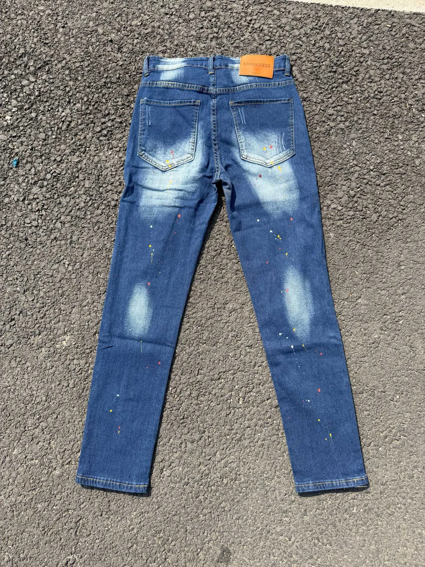 P186 D2 new embroidered men's ripped trendy jeans stretch personalized patches slim feet beggar pants top material super soft high cotton washed denim fabric each piece of washing cost up to three times the conventional process extremely delicate touch very good texture simple and atmospheric design of the whole body The back pocket of the pants adopts high-end direct injection technology extremely exquisite details perfect Color: picture color Size: 30-22-34-36 (corresponding to M-L-XL-XXL)