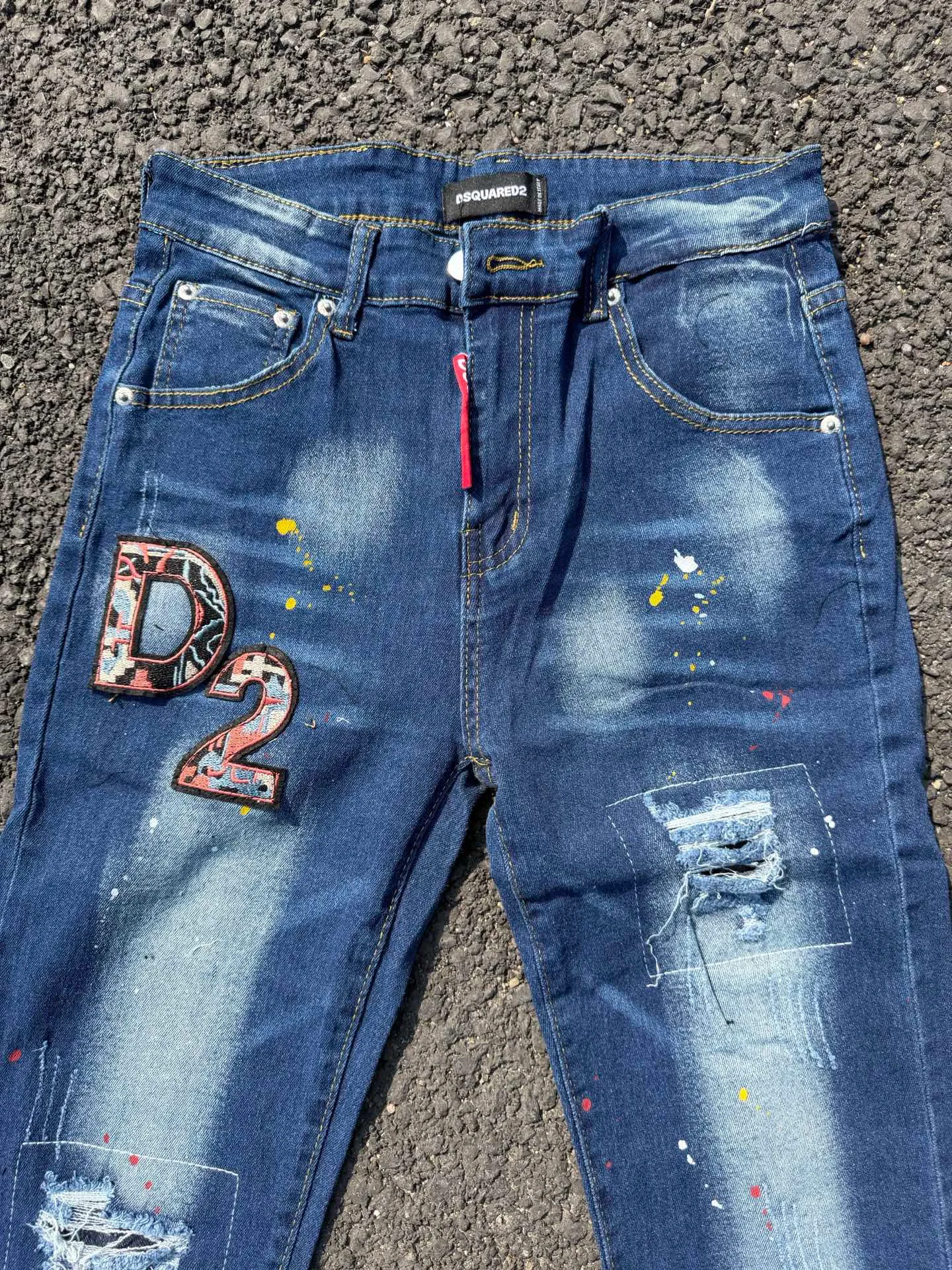 P186 D2 new embroidered men's ripped trendy jeans stretch personalized patches slim feet beggar pants top material super soft high cotton washed denim fabric each piece of washing cost up to three times the conventional process extremely delicate touch very good texture simple and atmospheric design of the whole body The back pocket of the pants adopts high-end direct injection technology extremely exquisite details perfect Color: picture color Size: 30-22-34-36 (corresponding to M-L-XL-XXL)
