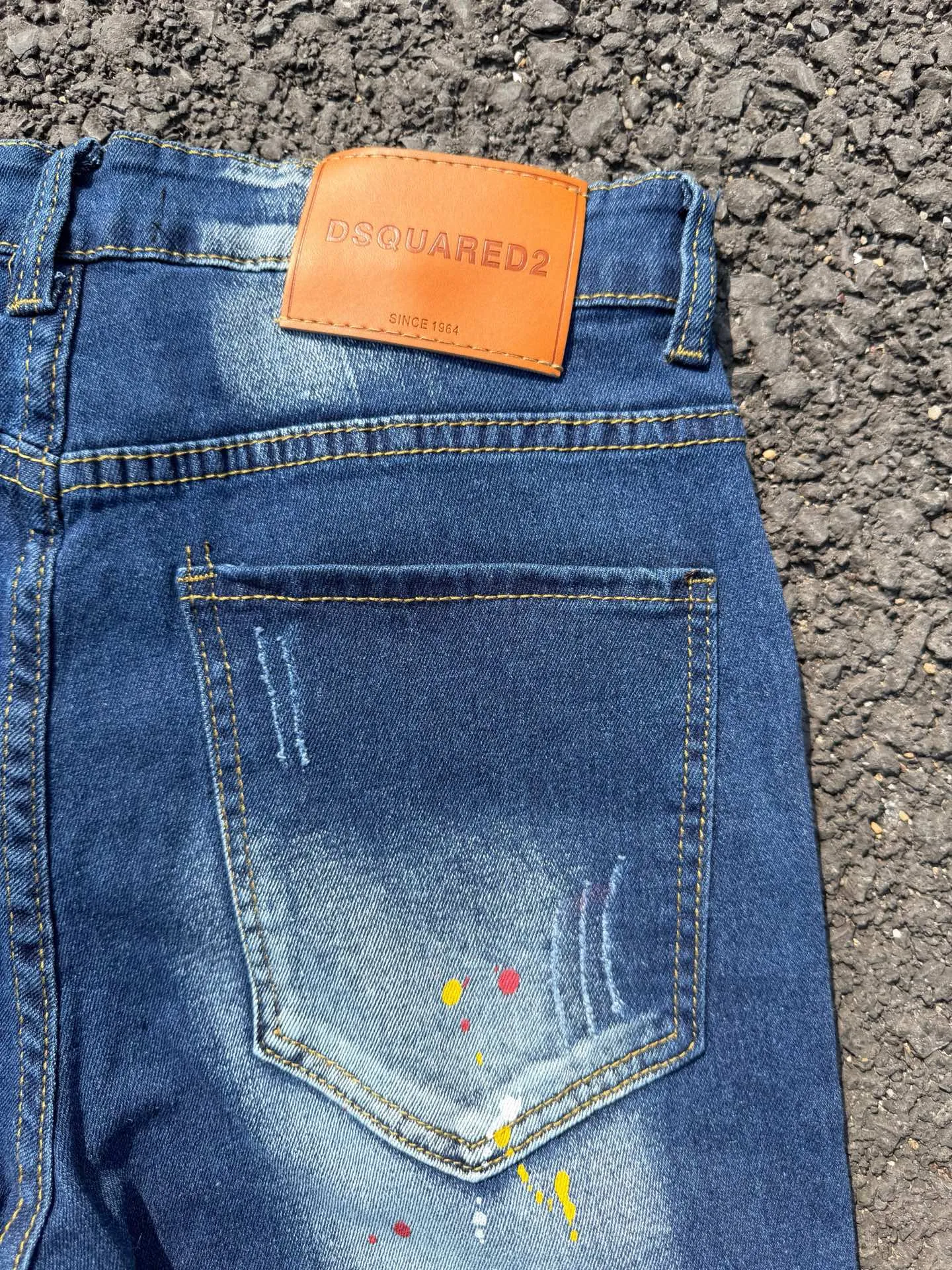P186 D2 new embroidered men's ripped trendy jeans stretch personalized patches slim feet beggar pants top material super soft high cotton washed denim fabric each piece of washing cost up to three times the conventional process extremely delicate touch very good texture simple and atmospheric design of the whole body The back pocket of the pants adopts high-end direct injection technology extremely exquisite details perfect Color: picture color Size: 30-22-34-36 (corresponding to M-L-XL-XXL)