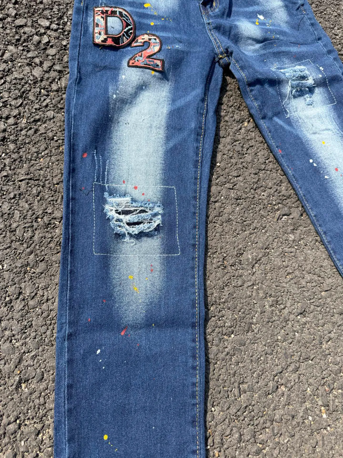 P186 D2 new embroidered men's ripped trendy jeans stretch personalized patches slim feet beggar pants top material super soft high cotton washed denim fabric each piece of washing cost up to three times the conventional process extremely delicate touch very good texture simple and atmospheric design of the whole body The back pocket of the pants adopts high-end direct injection technology extremely exquisite details perfect Color: picture color Size: 30-22-34-36 (corresponding to M-L-XL-XXL)