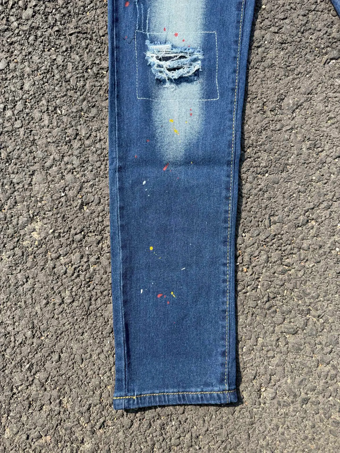 P186 D2 new embroidered men's ripped trendy jeans stretch personalized patches slim feet beggar pants top material super soft high cotton washed denim fabric each piece of washing cost up to three times the conventional process extremely delicate touch very good texture simple and atmospheric design of the whole body The back pocket of the pants adopts high-end direct injection technology extremely exquisite details perfect Color: picture color Size: 30-22-34-36 (corresponding to M-L-XL-XXL)