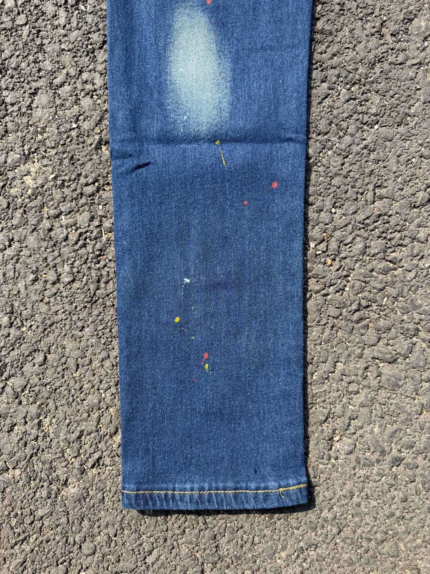 P186 D2 new embroidered men's ripped trendy jeans stretch personalized patches slim feet beggar pants top material super soft high cotton washed denim fabric each piece of washing cost up to three times the conventional process extremely delicate touch very good texture simple and atmospheric design of the whole body The back pocket of the pants adopts high-end direct injection technology extremely exquisite details perfect Color: picture color Size: 30-22-34-36 (corresponding to M-L-XL-XXL)