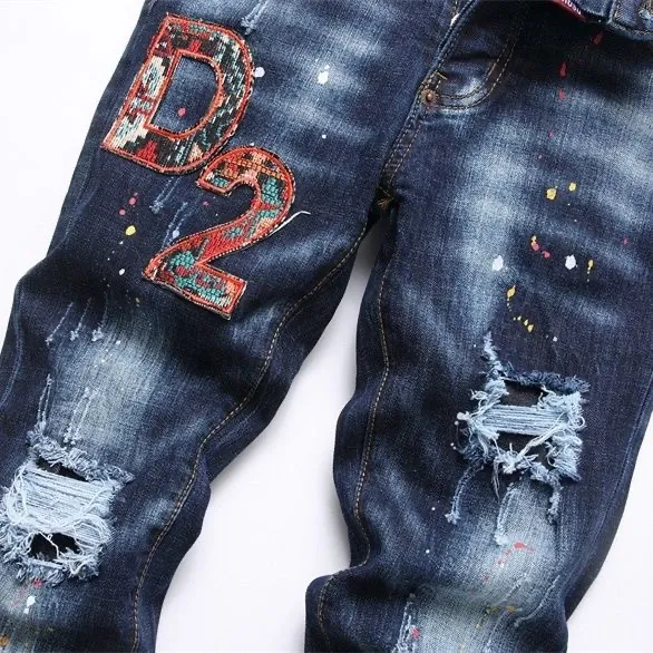 P186 D2 new embroidered men's ripped trendy jeans stretch personalized patches slim feet beggar pants top material super soft high cotton washed denim fabric each piece of washing cost up to three times the conventional process extremely delicate touch very good texture simple and atmospheric design of the whole body The back pocket of the pants adopts high-end direct injection technology extremely exquisite details perfect Color: picture color Size: 30-22-34-36 (corresponding to M-L-XL-XXL)