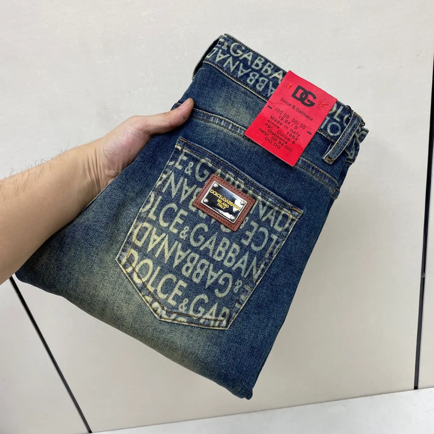 P240 2025 Autumn and Winter European Counter New Style, Super A Purchasing Level Overseas Trading Company Order Source, Top Original High-end Men's Customized Fashion Slim Small Straight Jeans 2801 Color: Heavy craftsmanship, fried sand and water, picture color Size: 29-40 Fabric: Denim washed jeans! Luxurious experience. Customer-supplied trade channel. The simple and charming classic trousers are made of customer-supplied denim. The texture is thick, comfortable and breathable. The cutting of high-quality craftsmanship is top-notch, and the overall design is very exquisite. The cuffing design on the inside and outside is perfect, and the use of poly-strand mechanical needle edge banding technology highlights the brand's luxurious inner charm. The brand logo is full and thick, and the chiseled buttons are thick and rigorous, bringing a new fashion taste to this ordinary trousers!  Excipients: Complete with three standards