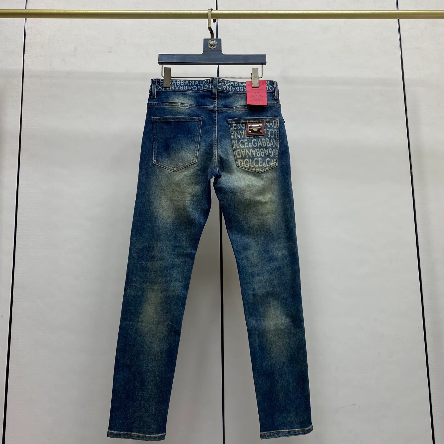 P240 2025 Autumn and Winter European Counter New Style, Super A Purchasing Level Overseas Trading Company Order Source, Top Original High-end Men's Customized Fashion Slim Small Straight Jeans 2801 Color: Heavy craftsmanship, fried sand and water, picture color Size: 29-40 Fabric: Denim washed jeans! Luxurious experience. Customer-supplied trade channel. The simple and charming classic trousers are made of customer-supplied denim. The texture is thick, comfortable and breathable. The cutting of high-quality craftsmanship is top-notch, and the overall design is very exquisite. The cuffing design on the inside and outside is perfect, and the use of poly-strand mechanical needle edge banding technology highlights the brand's luxurious inner charm. The brand logo is full and thick, and the chiseled buttons are thick and rigorous, bringing a new fashion taste to this ordinary trousers!  Excipients: Complete with three standards