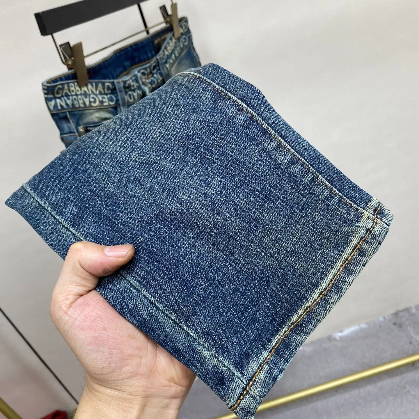 P240 2025 Autumn and Winter European Counter New Style, Super A Purchasing Level Overseas Trading Company Order Source, Top Original High-end Men's Customized Fashion Slim Small Straight Jeans 2801 Color: Heavy craftsmanship, fried sand and water, picture color Size: 29-40 Fabric: Denim washed jeans! Luxurious experience. Customer-supplied trade channel. The simple and charming classic trousers are made of customer-supplied denim. The texture is thick, comfortable and breathable. The cutting of high-quality craftsmanship is top-notch, and the overall design is very exquisite. The cuffing design on the inside and outside is perfect, and the use of poly-strand mechanical needle edge banding technology highlights the brand's luxurious inner charm. The brand logo is full and thick, and the chiseled buttons are thick and rigorous, bringing a new fashion taste to this ordinary trousers!  Excipients: Complete with three standards