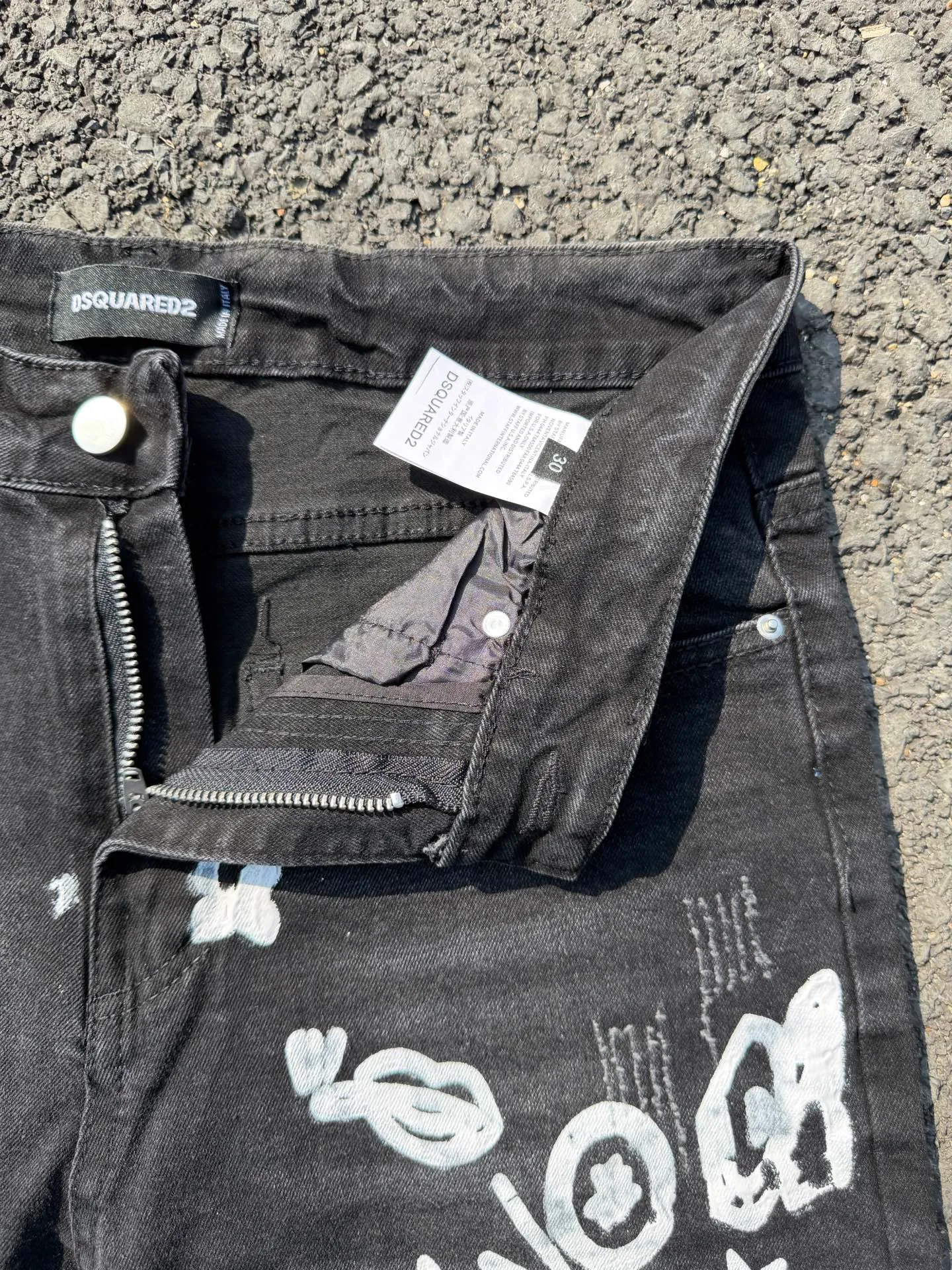 P186 💰 D2 new embroidered men's ripped trendy jeans, elastic personalized patches, slim fit, beggar's pants with small feet, top-quality materials, super soft high cotton washed denim fabric, each piece of washed denim fabric costs up to three times more than the conventional process. The touch is extremely delicate and the texture is very good. The whole body is simple and elegant. The back pocket of the trousers uses high-end direct injection technology. It is extremely exquisite. Full marks for details. Color: Picture color Size: 30-22-34-36 (corresponding to M-L-XL-XXL)