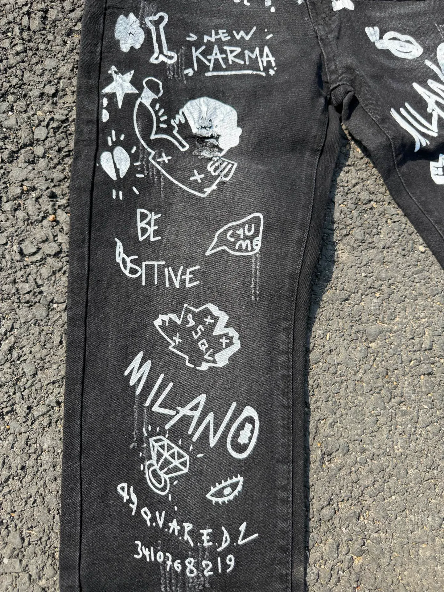 P186 💰 D2 new embroidered men's ripped trendy jeans, elastic personalized patches, slim fit, beggar's pants with small feet, top-quality materials, super soft high cotton washed denim fabric, each piece of washed denim fabric costs up to three times more than the conventional process. The touch is extremely delicate and the texture is very good. The whole body is simple and elegant. The back pocket of the trousers uses high-end direct injection technology. It is extremely exquisite. Full marks for details. Color: Picture color Size: 30-22-34-36 (corresponding to M-L-XL-XXL)