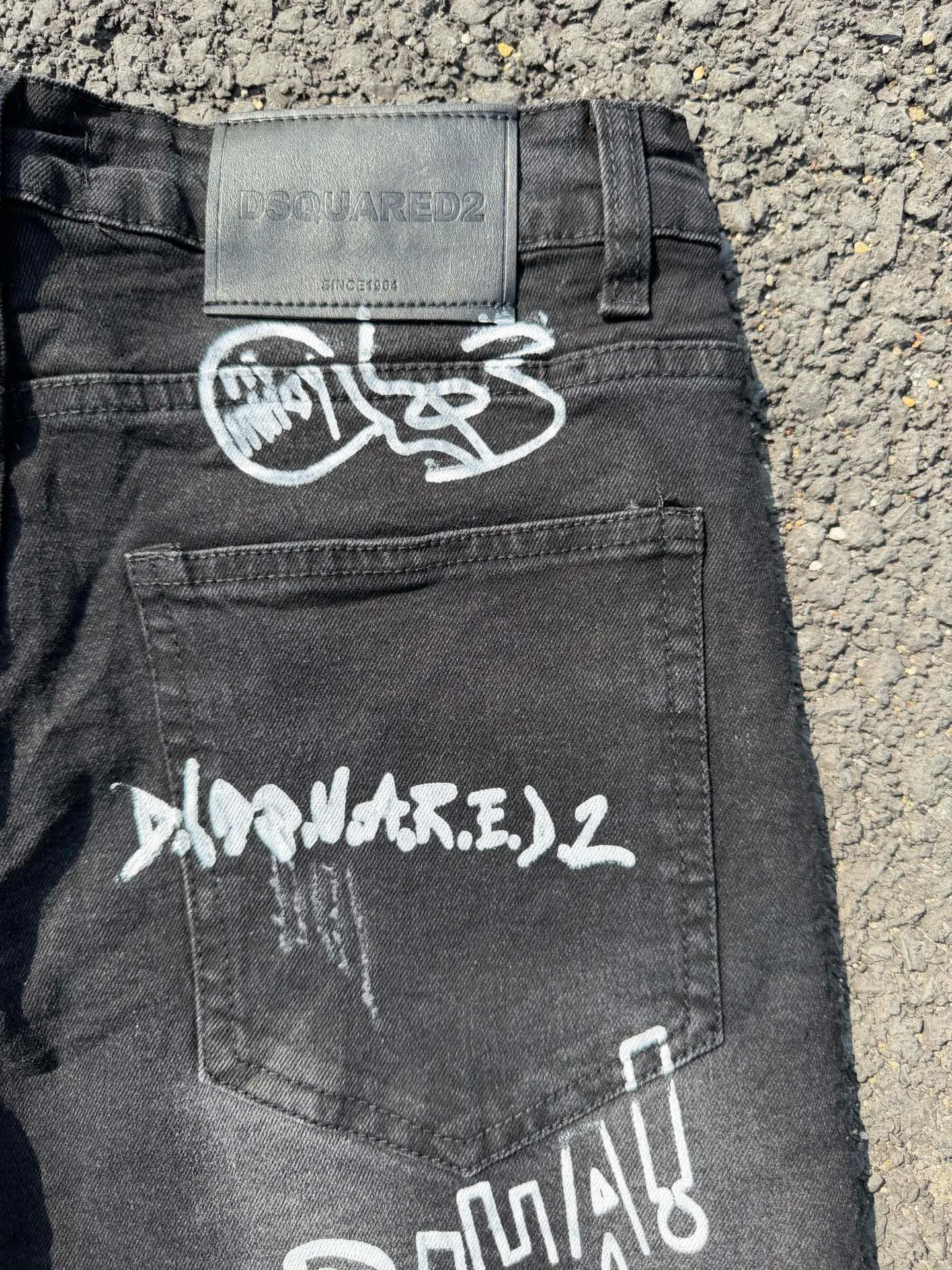 P186 💰 D2 new embroidered men's ripped trendy jeans, elastic personalized patches, slim fit, beggar's pants with small feet, top-quality materials, super soft high cotton washed denim fabric, each piece of washed denim fabric costs up to three times more than the conventional process. The touch is extremely delicate and the texture is very good. The whole body is simple and elegant. The back pocket of the trousers uses high-end direct injection technology. It is extremely exquisite. Full marks for details. Color: Picture color Size: 30-22-34-36 (corresponding to M-L-XL-XXL)