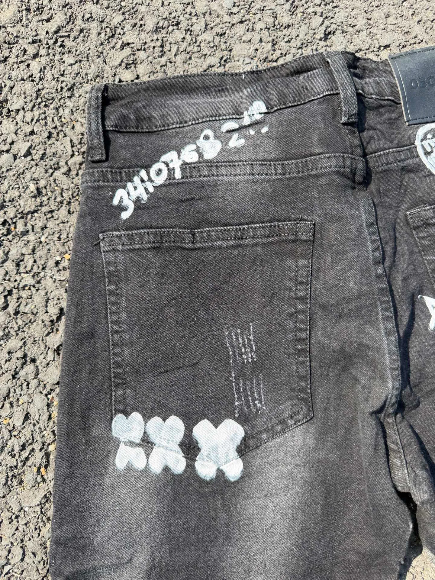 P186 💰 D2 new embroidered men's ripped trendy jeans, elastic personalized patches, slim fit, beggar's pants with small feet, top-quality materials, super soft high cotton washed denim fabric, each piece of washed denim fabric costs up to three times more than the conventional process. The touch is extremely delicate and the texture is very good. The whole body is simple and elegant. The back pocket of the trousers uses high-end direct injection technology. It is extremely exquisite. Full marks for details. Color: Picture color Size: 30-22-34-36 (corresponding to M-L-XL-XXL)