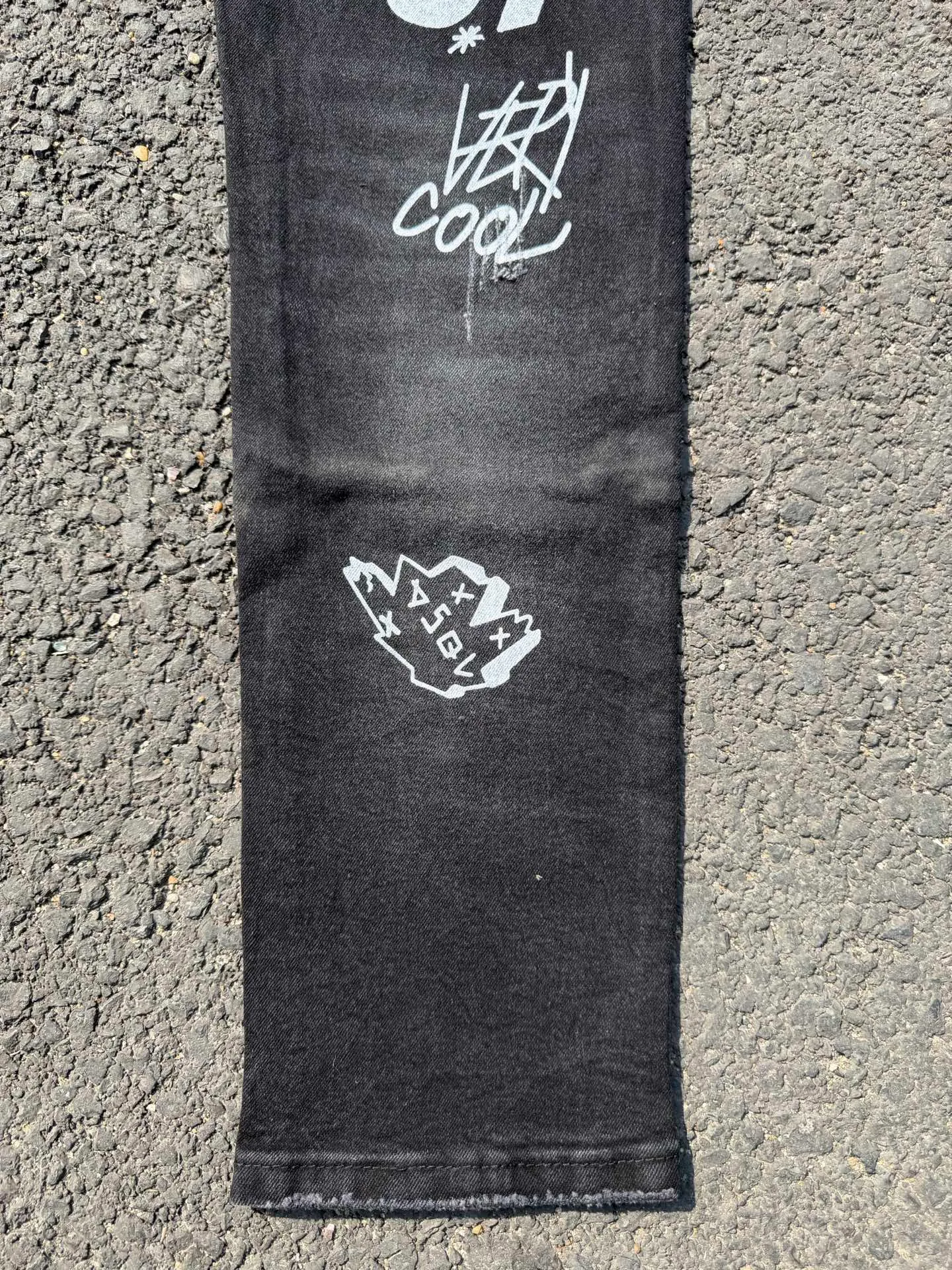 P186 💰 D2 new embroidered men's ripped trendy jeans, elastic personalized patches, slim fit, beggar's pants with small feet, top-quality materials, super soft high cotton washed denim fabric, each piece of washed denim fabric costs up to three times more than the conventional process. The touch is extremely delicate and the texture is very good. The whole body is simple and elegant. The back pocket of the trousers uses high-end direct injection technology. It is extremely exquisite. Full marks for details. Color: Picture color Size: 30-22-34-36 (corresponding to M-L-XL-XXL)