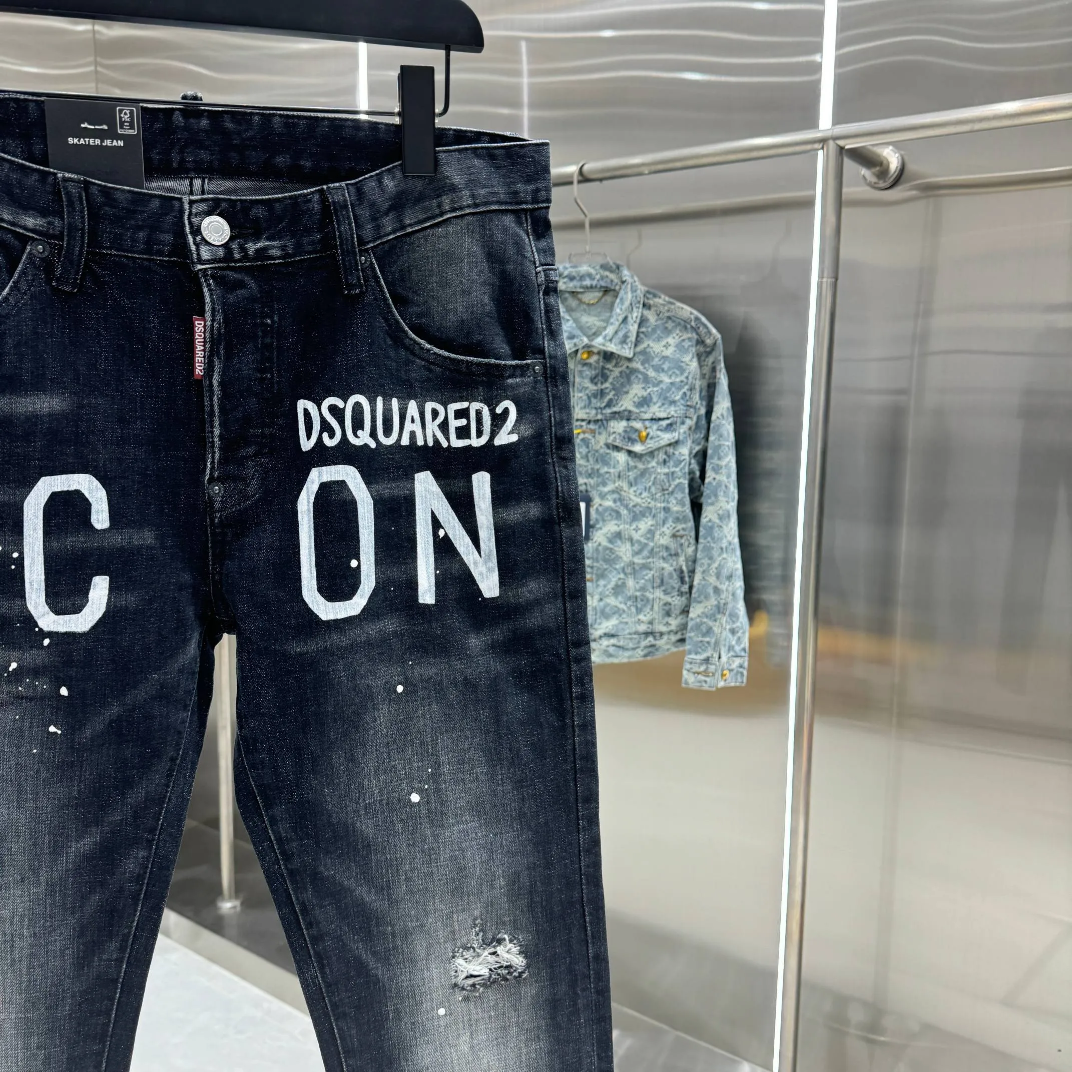P300 DSQUARED2 letter graffiti hole craft street fashion slim fit stretch jeans color black size 30 32 34 36 38 40