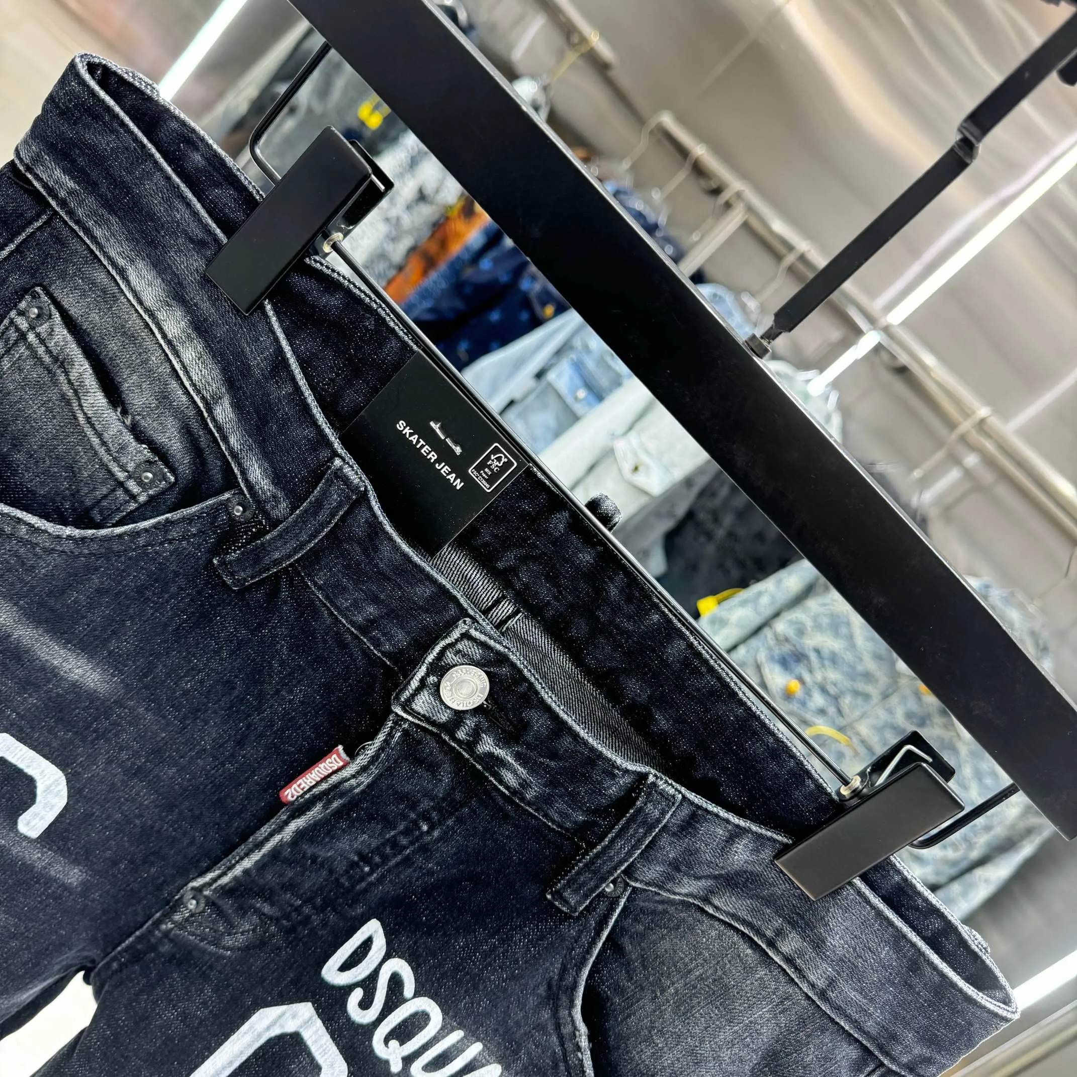 P300 DSQUARED2 letter graffiti hole craft street fashion slim fit stretch jeans color black size 30 32 34 36 38 40