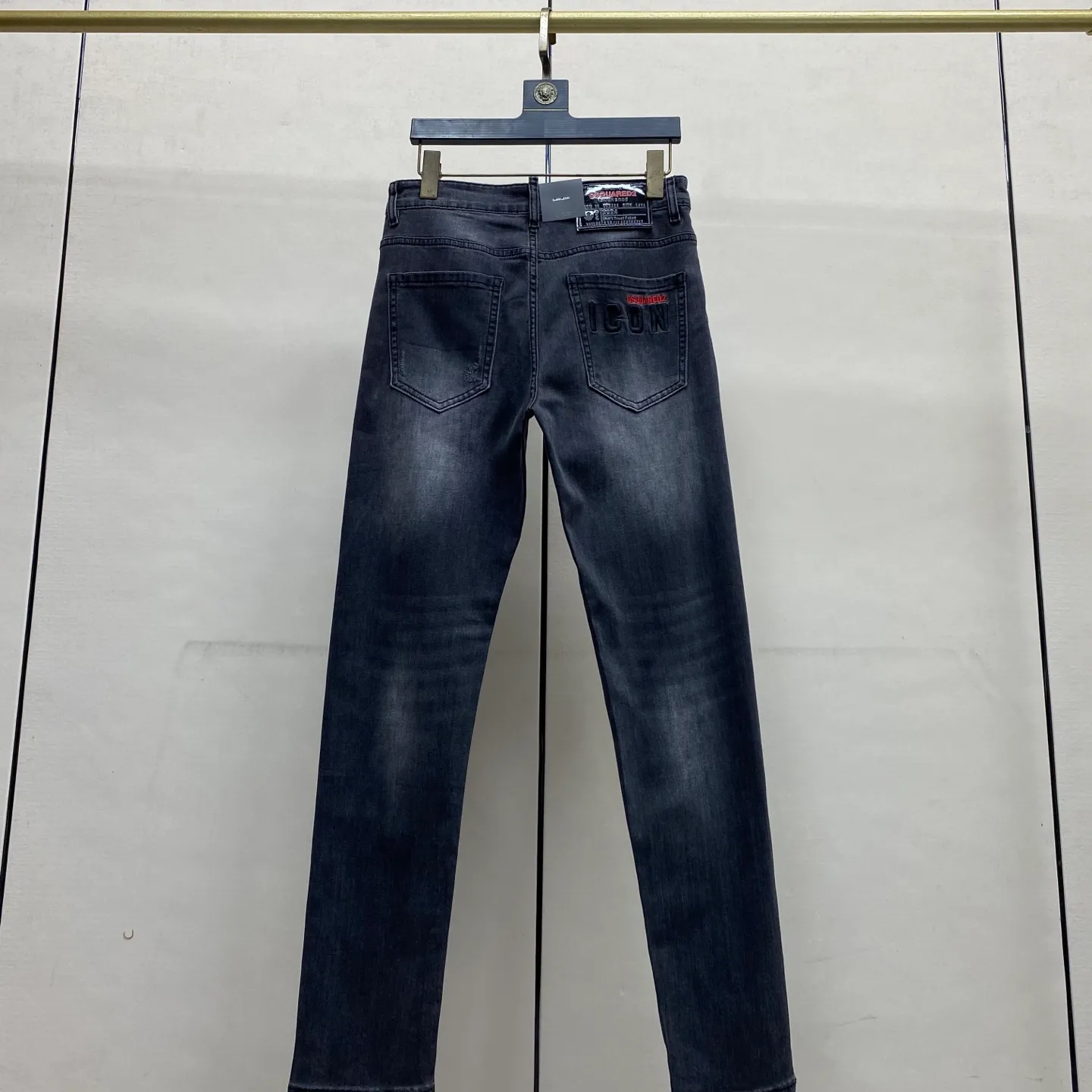 P240 🔥🔥🔥 [Top Version] 2026 Spring and Summer European Counter New Style, Super A Purchasing Level Overseas Trading Company Order Source, Top Original High-end Men's Custom Fashion Slim Small Straight Jeans 9882 Color: Heavy craftsmanship, sand and water, picture color, Size: 29-40 Fabric: Denim washed jeans! Luxurious experience. Customer-supplied trade channel. The simple and charming classic trousers are made of customer-supplied denim. The texture is thick, comfortable and breathable. The cutting of high-quality craftsmanship is top-notch, and the overall design is very exquisite. The cuffing design on the inside and outside is perfect, and the use of poly-strand mechanical needle edge banding technology highlights the brand's luxurious inner charm. The brand logo is full and thick, and the chiseled buttons are thick and rigorous, bringing a new fashion taste to this ordinary trousers!  Excipients: Complete with three standards