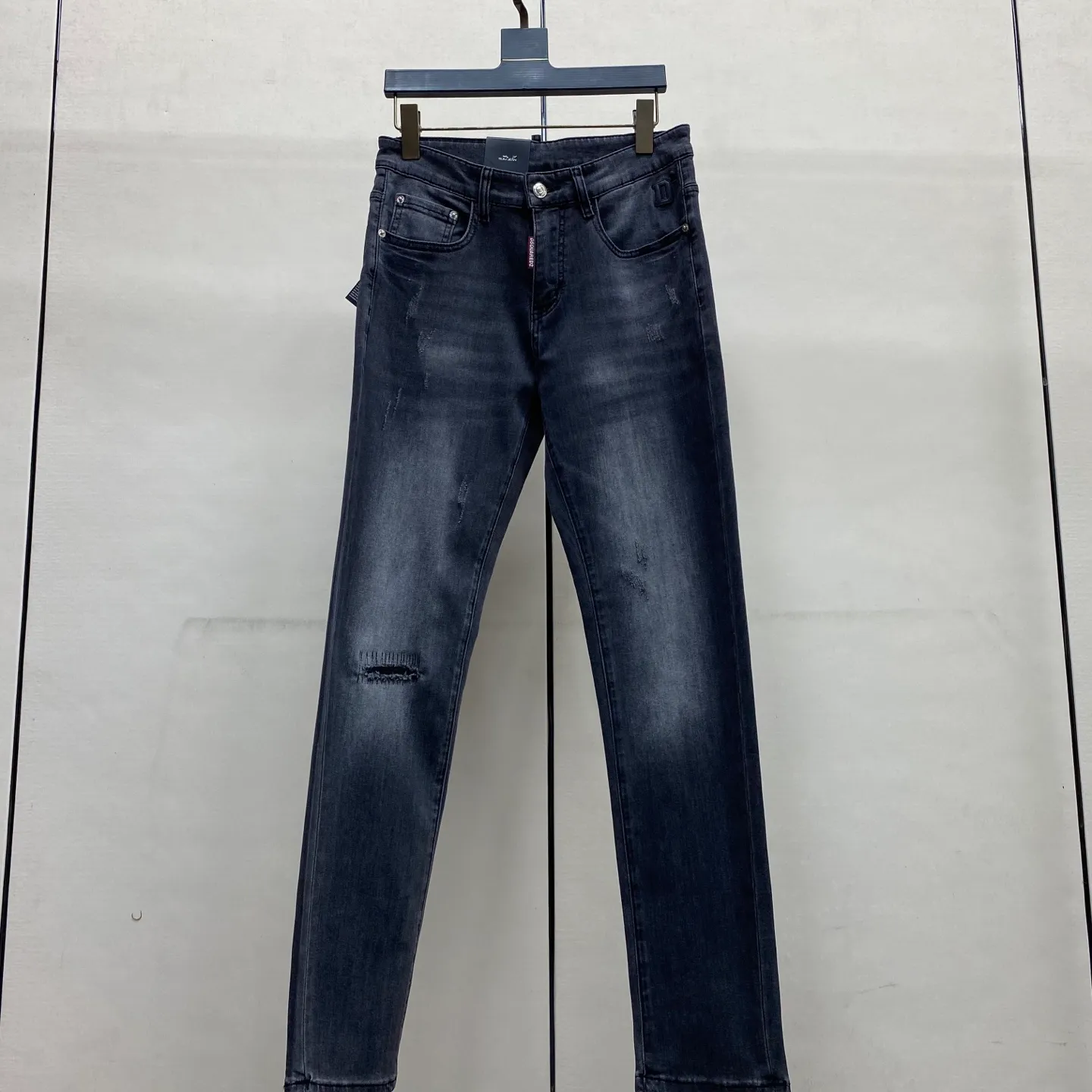 P240 🔥🔥🔥 [Top Version] 2026 Spring and Summer European Counter New Style, Super A Purchasing Level Overseas Trading Company Order Source, Top Original High-end Men's Custom Fashion Slim Small Straight Jeans 9882 Color: Heavy craftsmanship, sand and water, picture color, Size: 29-40 Fabric: Denim washed jeans! Luxurious experience. Customer-supplied trade channel. The simple and charming classic trousers are made of customer-supplied denim. The texture is thick, comfortable and breathable. The cutting of high-quality craftsmanship is top-notch, and the overall design is very exquisite. The cuffing design on the inside and outside is perfect, and the use of poly-strand mechanical needle edge banding technology highlights the brand's luxurious inner charm. The brand logo is full and thick, and the chiseled buttons are thick and rigorous, bringing a new fashion taste to this ordinary trousers!  Excipients: Complete with three standards