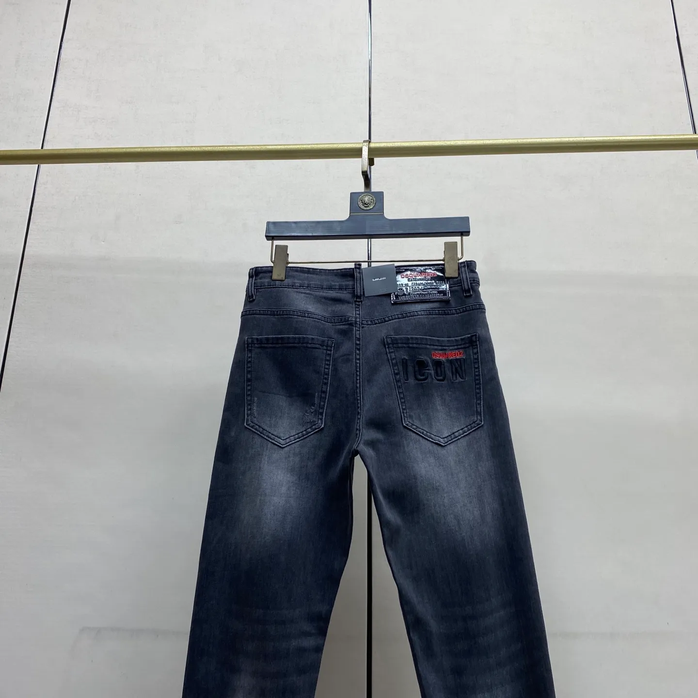 P240 🔥🔥🔥 [Top Version] 2026 Spring and Summer European Counter New Style, Super A Purchasing Level Overseas Trading Company Order Source, Top Original High-end Men's Custom Fashion Slim Small Straight Jeans 9882 Color: Heavy craftsmanship, sand and water, picture color, Size: 29-40 Fabric: Denim washed jeans! Luxurious experience. Customer-supplied trade channel. The simple and charming classic trousers are made of customer-supplied denim. The texture is thick, comfortable and breathable. The cutting of high-quality craftsmanship is top-notch, and the overall design is very exquisite. The cuffing design on the inside and outside is perfect, and the use of poly-strand mechanical needle edge banding technology highlights the brand's luxurious inner charm. The brand logo is full and thick, and the chiseled buttons are thick and rigorous, bringing a new fashion taste to this ordinary trousers!  Excipients: Complete with three standards