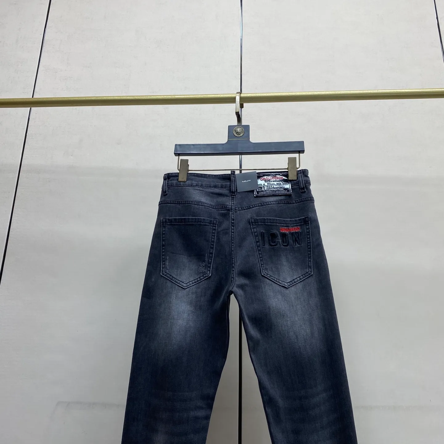 P240 🔥🔥🔥 [Top Version] 2026 Spring and Summer European Counter New Style, Super A Purchasing Level Overseas Trading Company Order Source, Top Original High-end Men's Custom Fashion Slim Small Straight Jeans 9882 Color: Heavy craftsmanship, sand and water, picture color, Size: 29-40 Fabric: Denim washed jeans! Luxurious experience. Customer-supplied trade channel. The simple and charming classic trousers are made of customer-supplied denim. The texture is thick, comfortable and breathable. The cutting of high-quality craftsmanship is top-notch, and the overall design is very exquisite. The cuffing design on the inside and outside is perfect, and the use of poly-strand mechanical needle edge banding technology highlights the brand's luxurious inner charm. The brand logo is full and thick, and the chiseled buttons are thick and rigorous, bringing a new fashion taste to this ordinary trousers!  Excipients: Complete with three standards