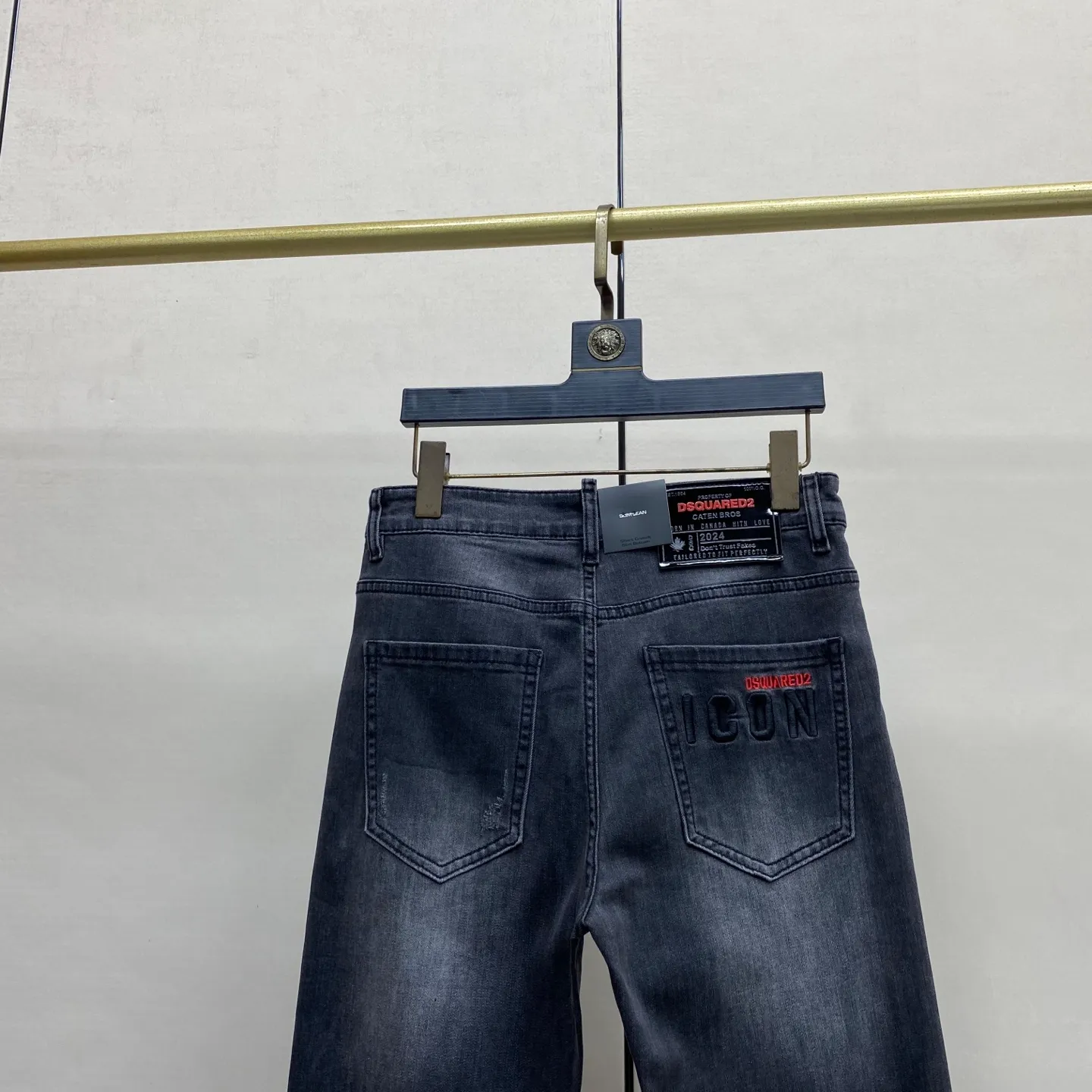 P240 🔥🔥🔥 [Top Version] 2026 Spring and Summer European Counter New Style, Super A Purchasing Level Overseas Trading Company Order Source, Top Original High-end Men's Custom Fashion Slim Small Straight Jeans 9882 Color: Heavy craftsmanship, sand and water, picture color, Size: 29-40 Fabric: Denim washed jeans! Luxurious experience. Customer-supplied trade channel. The simple and charming classic trousers are made of customer-supplied denim. The texture is thick, comfortable and breathable. The cutting of high-quality craftsmanship is top-notch, and the overall design is very exquisite. The cuffing design on the inside and outside is perfect, and the use of poly-strand mechanical needle edge banding technology highlights the brand's luxurious inner charm. The brand logo is full and thick, and the chiseled buttons are thick and rigorous, bringing a new fashion taste to this ordinary trousers!  Excipients: Complete with three standards