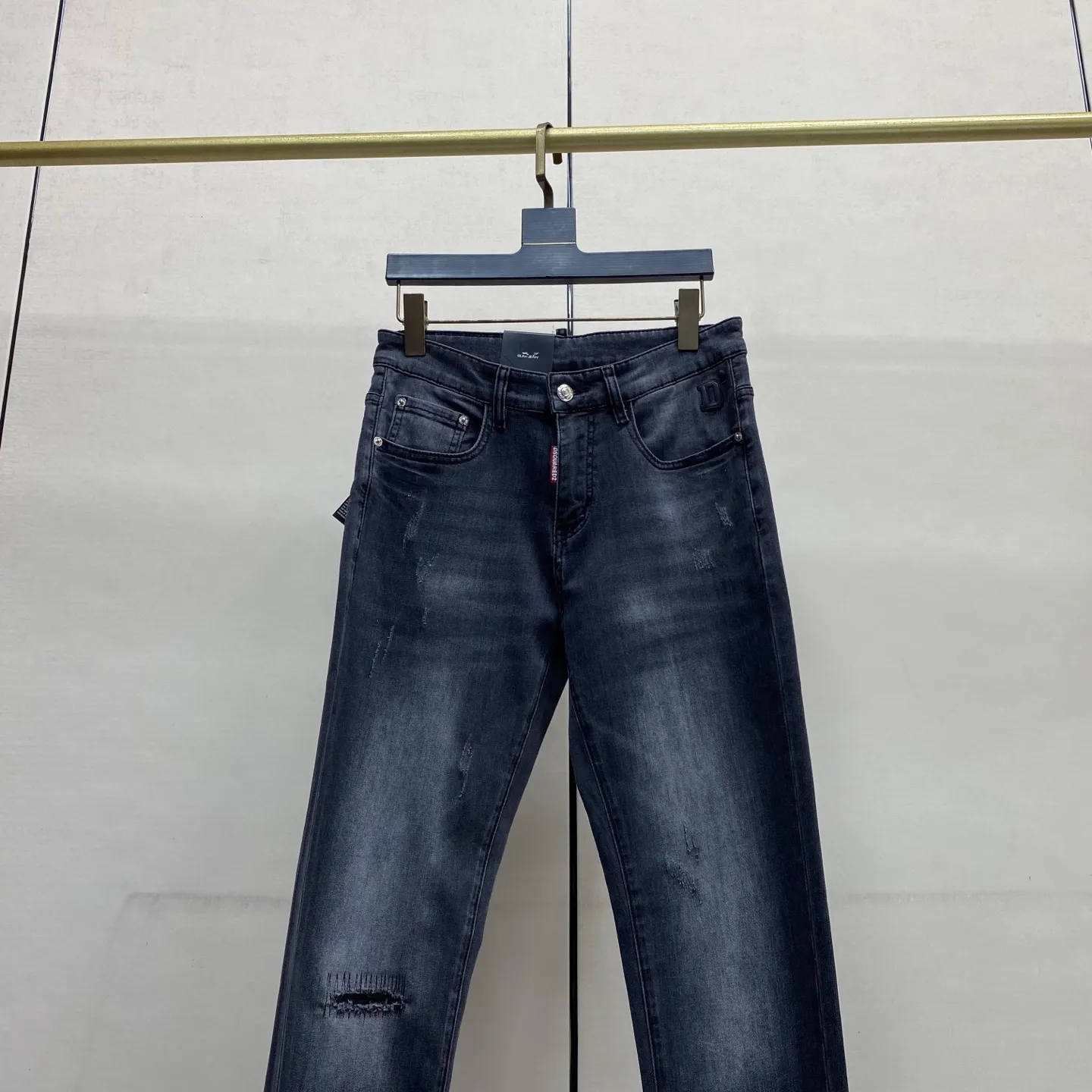 P240 🔥🔥🔥 [Top Version] 2026 Spring and Summer European Counter New Style, Super A Purchasing Level Overseas Trading Company Order Source, Top Original High-end Men's Custom Fashion Slim Small Straight Jeans 9882 Color: Heavy craftsmanship, sand and water, picture color, Size: 29-40 Fabric: Denim washed jeans! Luxurious experience. Customer-supplied trade channel. The simple and charming classic trousers are made of customer-supplied denim. The texture is thick, comfortable and breathable. The cutting of high-quality craftsmanship is top-notch, and the overall design is very exquisite. The cuffing design on the inside and outside is perfect, and the use of poly-strand mechanical needle edge banding technology highlights the brand's luxurious inner charm. The brand logo is full and thick, and the chiseled buttons are thick and rigorous, bringing a new fashion taste to this ordinary trousers!  Excipients: Complete with three standards