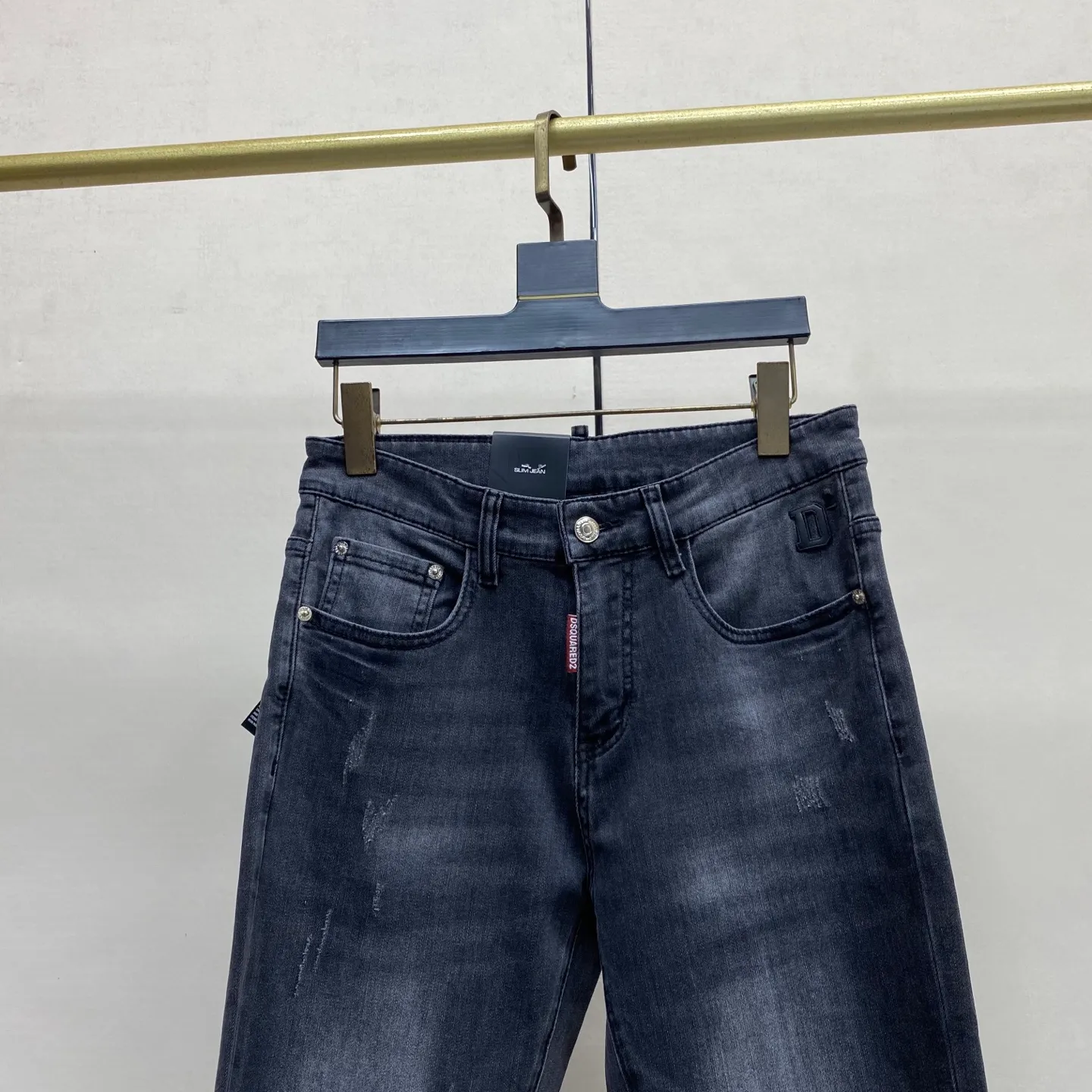 P240 🔥🔥🔥 [Top Version] 2026 Spring and Summer European Counter New Style, Super A Purchasing Level Overseas Trading Company Order Source, Top Original High-end Men's Custom Fashion Slim Small Straight Jeans 9882 Color: Heavy craftsmanship, sand and water, picture color, Size: 29-40 Fabric: Denim washed jeans! Luxurious experience. Customer-supplied trade channel. The simple and charming classic trousers are made of customer-supplied denim. The texture is thick, comfortable and breathable. The cutting of high-quality craftsmanship is top-notch, and the overall design is very exquisite. The cuffing design on the inside and outside is perfect, and the use of poly-strand mechanical needle edge banding technology highlights the brand's luxurious inner charm. The brand logo is full and thick, and the chiseled buttons are thick and rigorous, bringing a new fashion taste to this ordinary trousers!  Excipients: Complete with three standards