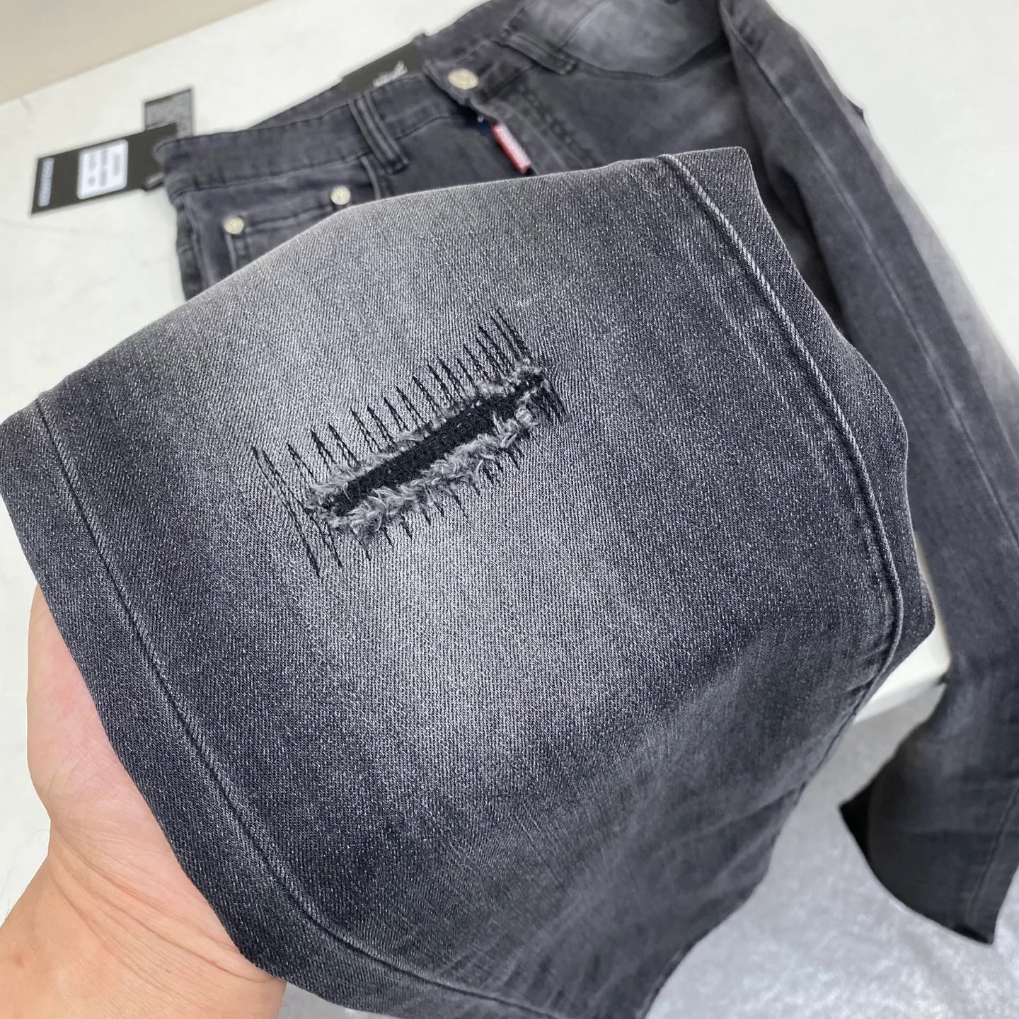 P240 🔥🔥🔥 [Top Version] 2026 Spring and Summer European Counter New Style, Super A Purchasing Level Overseas Trading Company Order Source, Top Original High-end Men's Custom Fashion Slim Small Straight Jeans 9882 Color: Heavy craftsmanship, sand and water, picture color, Size: 29-40 Fabric: Denim washed jeans! Luxurious experience. Customer-supplied trade channel. The simple and charming classic trousers are made of customer-supplied denim. The texture is thick, comfortable and breathable. The cutting of high-quality craftsmanship is top-notch, and the overall design is very exquisite. The cuffing design on the inside and outside is perfect, and the use of poly-strand mechanical needle edge banding technology highlights the brand's luxurious inner charm. The brand logo is full and thick, and the chiseled buttons are thick and rigorous, bringing a new fashion taste to this ordinary trousers!  Excipients: Complete with three standards