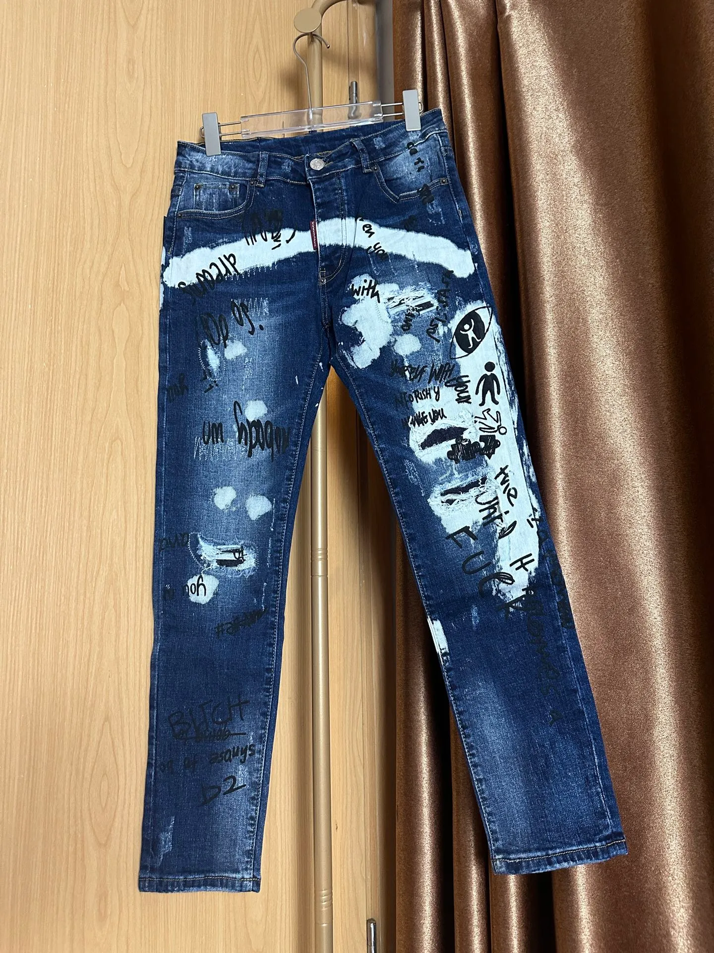 P310 💰 (Real photos of the top version) Top version DSQ2 & DSQUARED2 3-person 25ss hand-painted graffiti frayed jeans - perfect upper body, self-observation of details, very comfortable to wear, low-key yet luxurious, very classy to wear, the trousers style and cut are truly top-notch jeans, the quality is outstanding, the trousers are very soft after heavy washing, the straight-leg version is not picky, and many Internet celebrity stars have the same style The upper body is absolutely stylish ~ Color: blue Size: s-xl