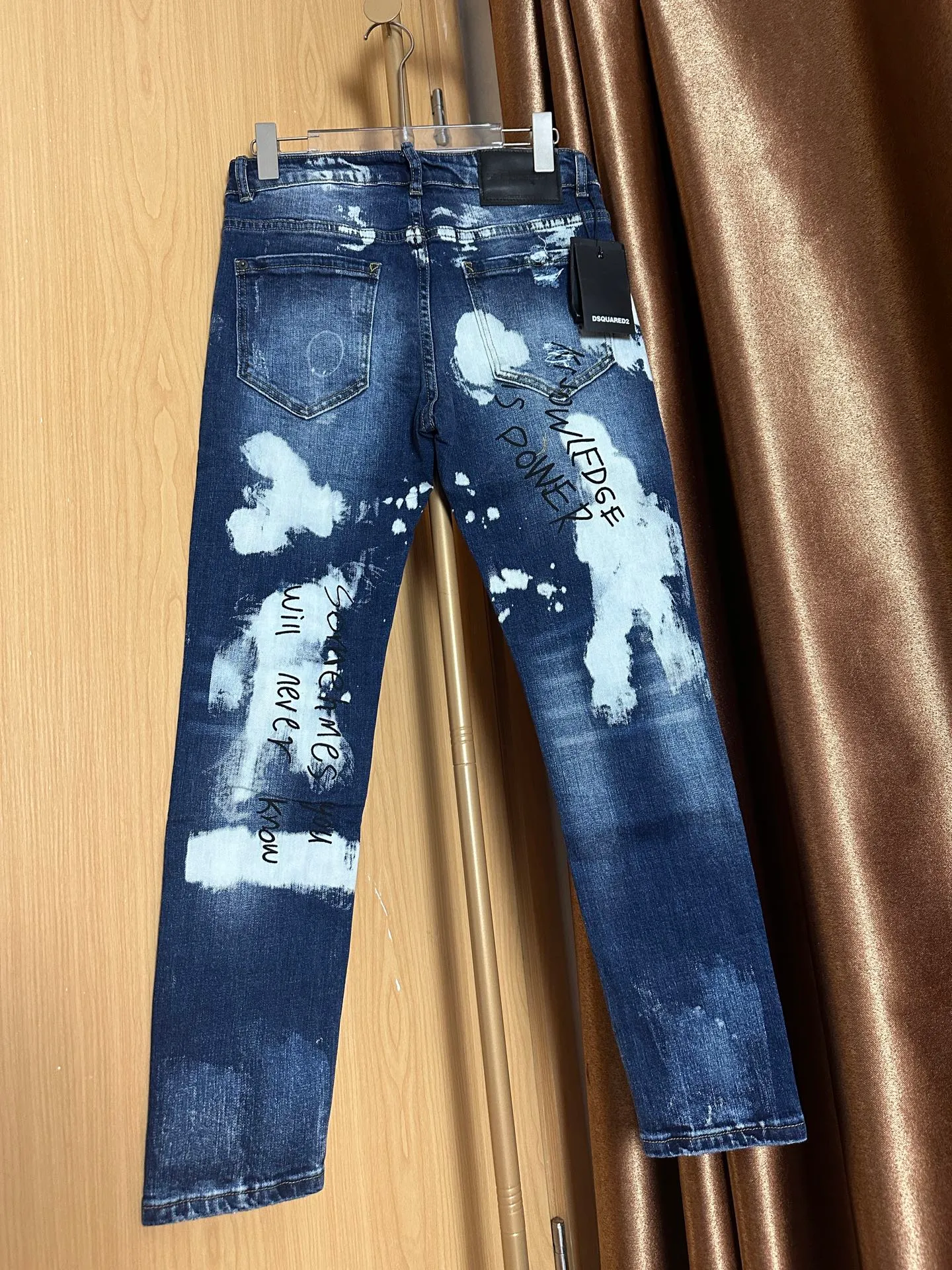 P310 💰 (Real photos of the top version) Top version DSQ2 & DSQUARED2 3-person 25ss hand-painted graffiti frayed jeans - perfect upper body, self-observation of details, very comfortable to wear, low-key yet luxurious, very classy to wear, the trousers style and cut are truly top-notch jeans, the quality is outstanding, the trousers are very soft after heavy washing, the straight-leg version is not picky, and many Internet celebrity stars have the same style The upper body is absolutely stylish ~ Color: blue Size: s-xl