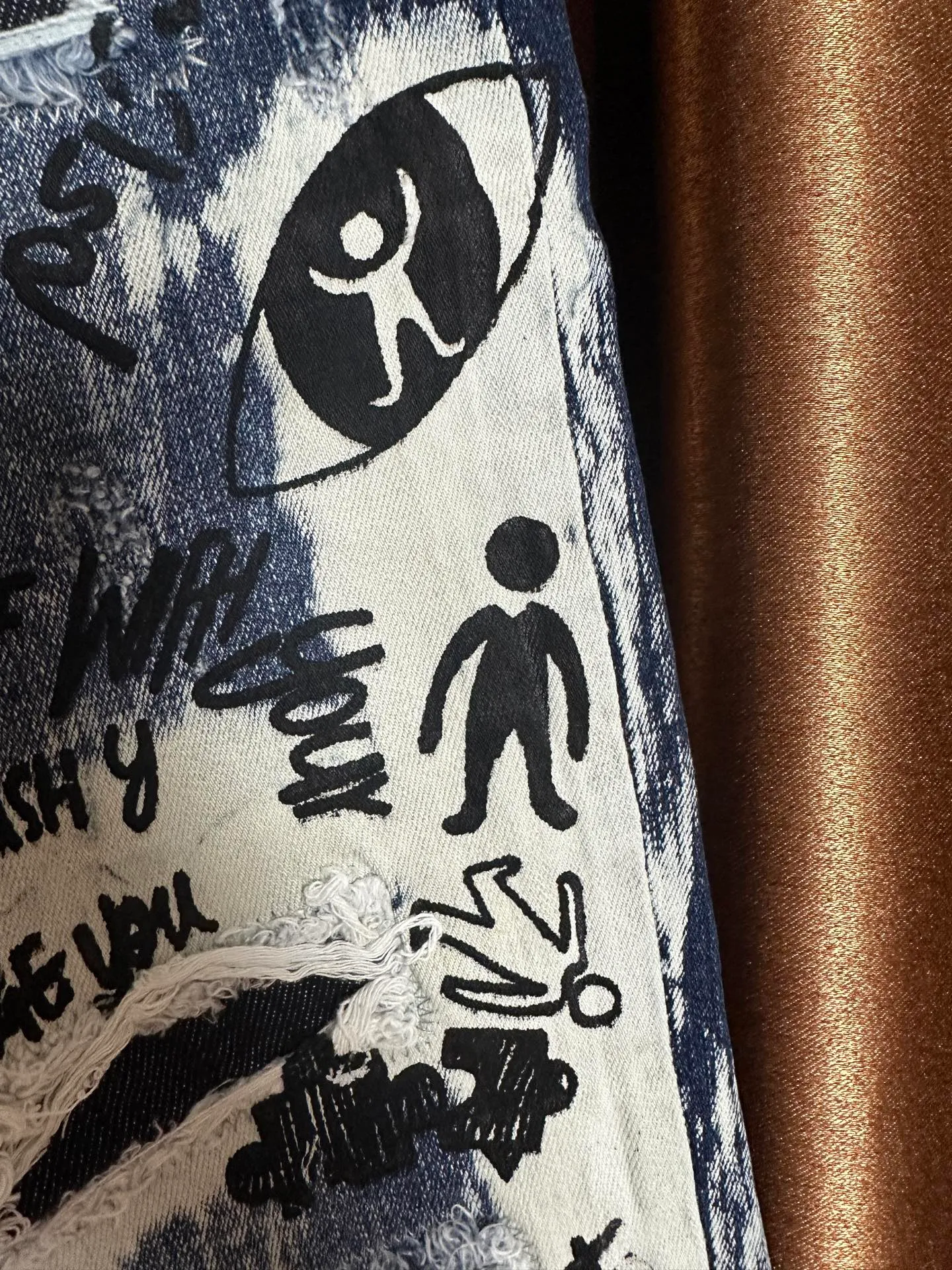 P310 💰 (Real photos of the top version) Top version DSQ2 & DSQUARED2 3-person 25ss hand-painted graffiti frayed jeans - perfect upper body, self-observation of details, very comfortable to wear, low-key yet luxurious, very classy to wear, the trousers style and cut are truly top-notch jeans, the quality is outstanding, the trousers are very soft after heavy washing, the straight-leg version is not picky, and many Internet celebrity stars have the same style The upper body is absolutely stylish ~ Color: blue Size: s-xl