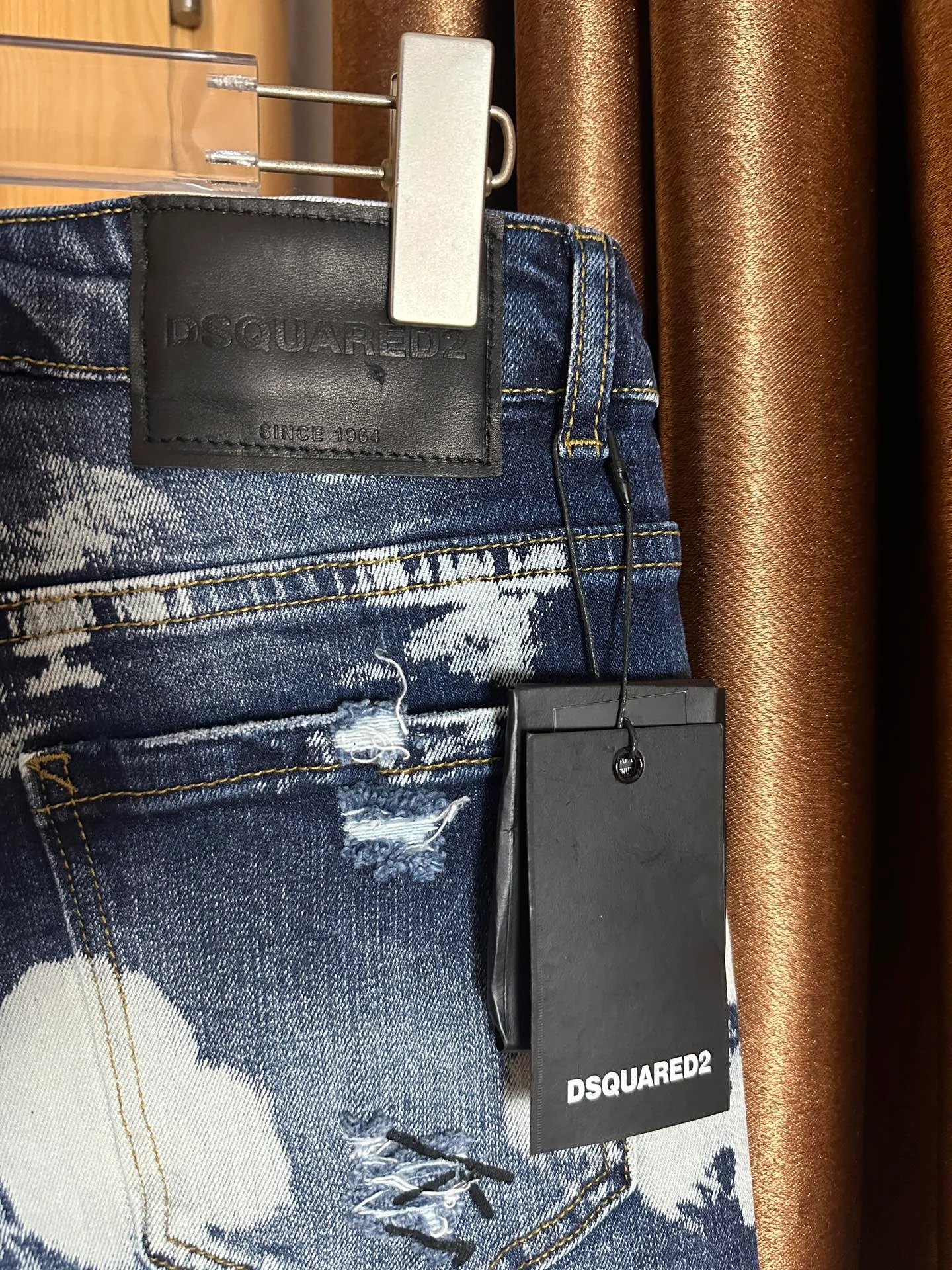 P310 💰 (Real photos of the top version) Top version DSQ2 & DSQUARED2 3-person 25ss hand-painted graffiti frayed jeans - perfect upper body, self-observation of details, very comfortable to wear, low-key yet luxurious, very classy to wear, the trousers style and cut are truly top-notch jeans, the quality is outstanding, the trousers are very soft after heavy washing, the straight-leg version is not picky, and many Internet celebrity stars have the same style The upper body is absolutely stylish ~ Color: blue Size: s-xl