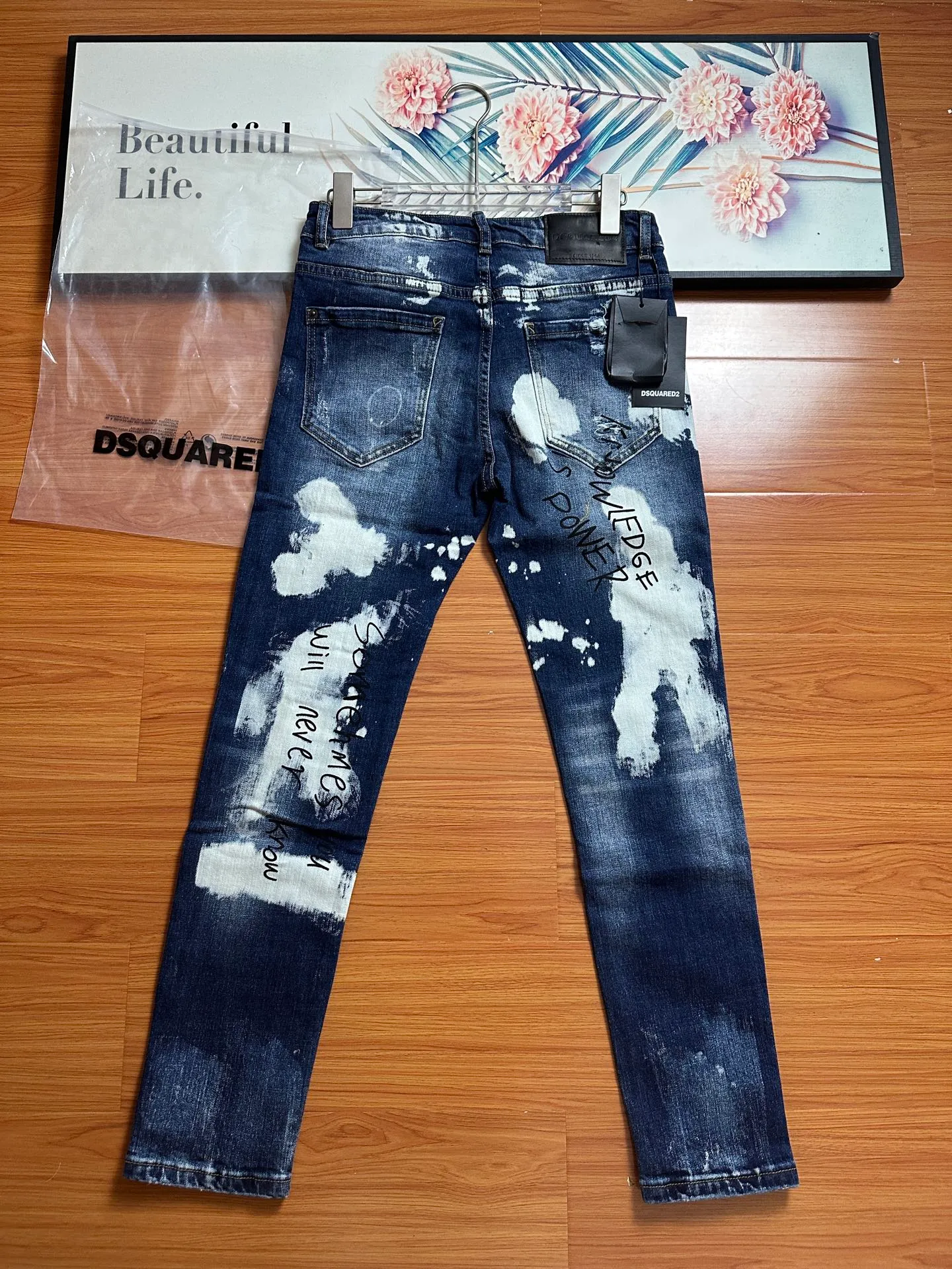 P310 💰 (Real photos of the top version) Top version DSQ2 & DSQUARED2 3-person 25ss hand-painted graffiti frayed jeans - perfect upper body, self-observation of details, very comfortable to wear, low-key yet luxurious, very classy to wear, the trousers style and cut are truly top-notch jeans, the quality is outstanding, the trousers are very soft after heavy washing, the straight-leg version is not picky, and many Internet celebrity stars have the same style The upper body is absolutely stylish ~ Color: blue Size: s-xl