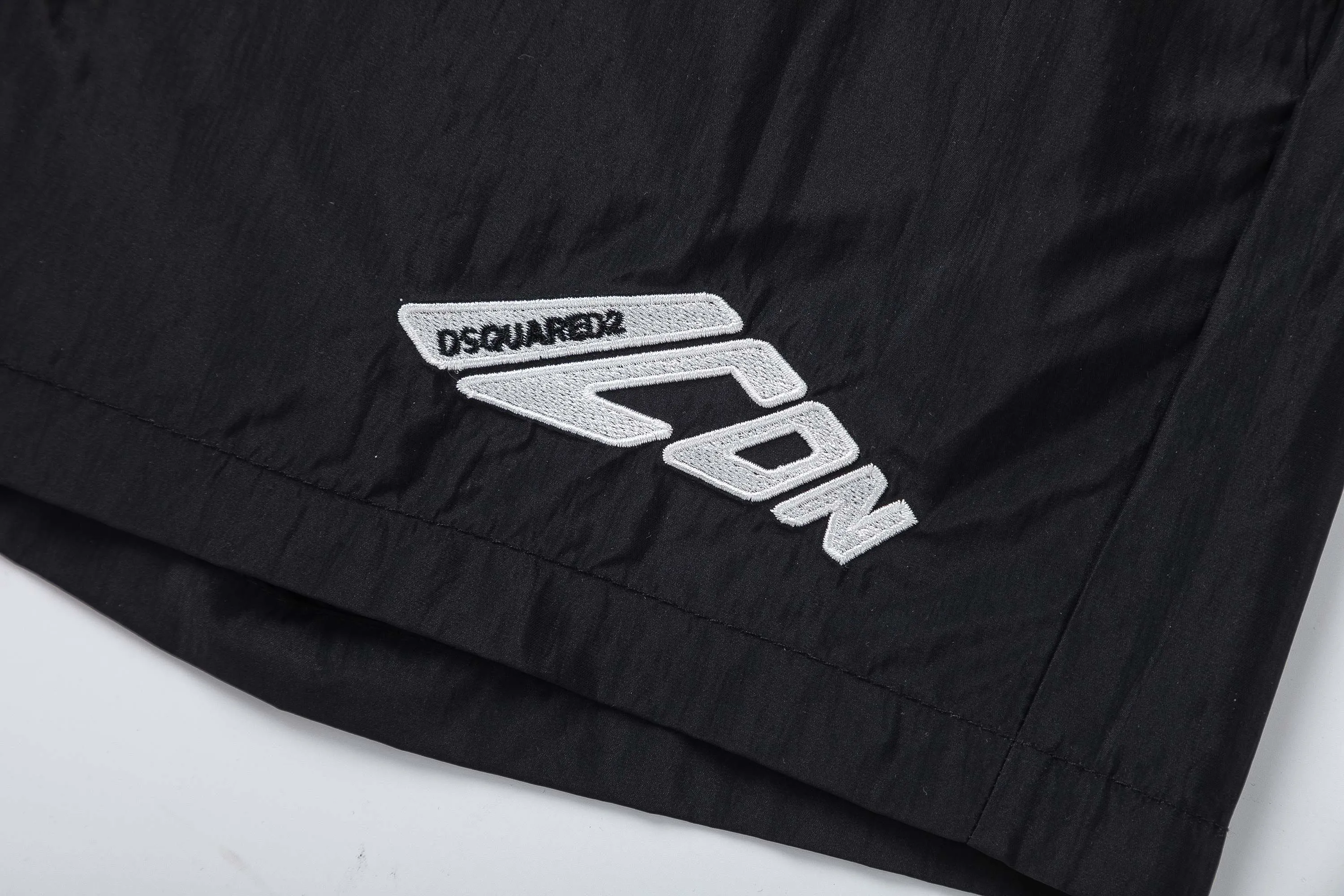 🅿️210 DSQUARED2 2025 spring and summer logo embroidery. New fashionable beach shorts, with lining and mesh shorts! The official website is synchronized with the original 1-1 replica, the original hardware is selected from high-quality polyester fiber fabrics, with a delicate feel, a must-have item for summer, and the upper body effect is super handsome! Color: Black Size: S M L XL XXL