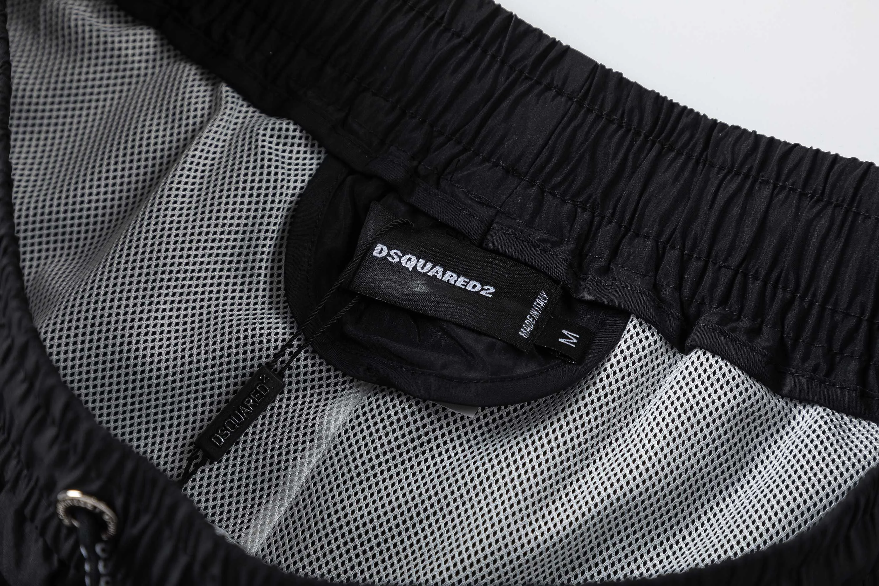 🅿️210 DSQUARED2 2025 spring and summer logo embroidery. New fashionable beach shorts, with lining and mesh shorts! The official website is synchronized with the original 1-1 replica, the original hardware is selected from high-quality polyester fiber fabrics, with a delicate feel, a must-have item for summer, and the upper body effect is super handsome! Color: Black Size: S M L XL XXL