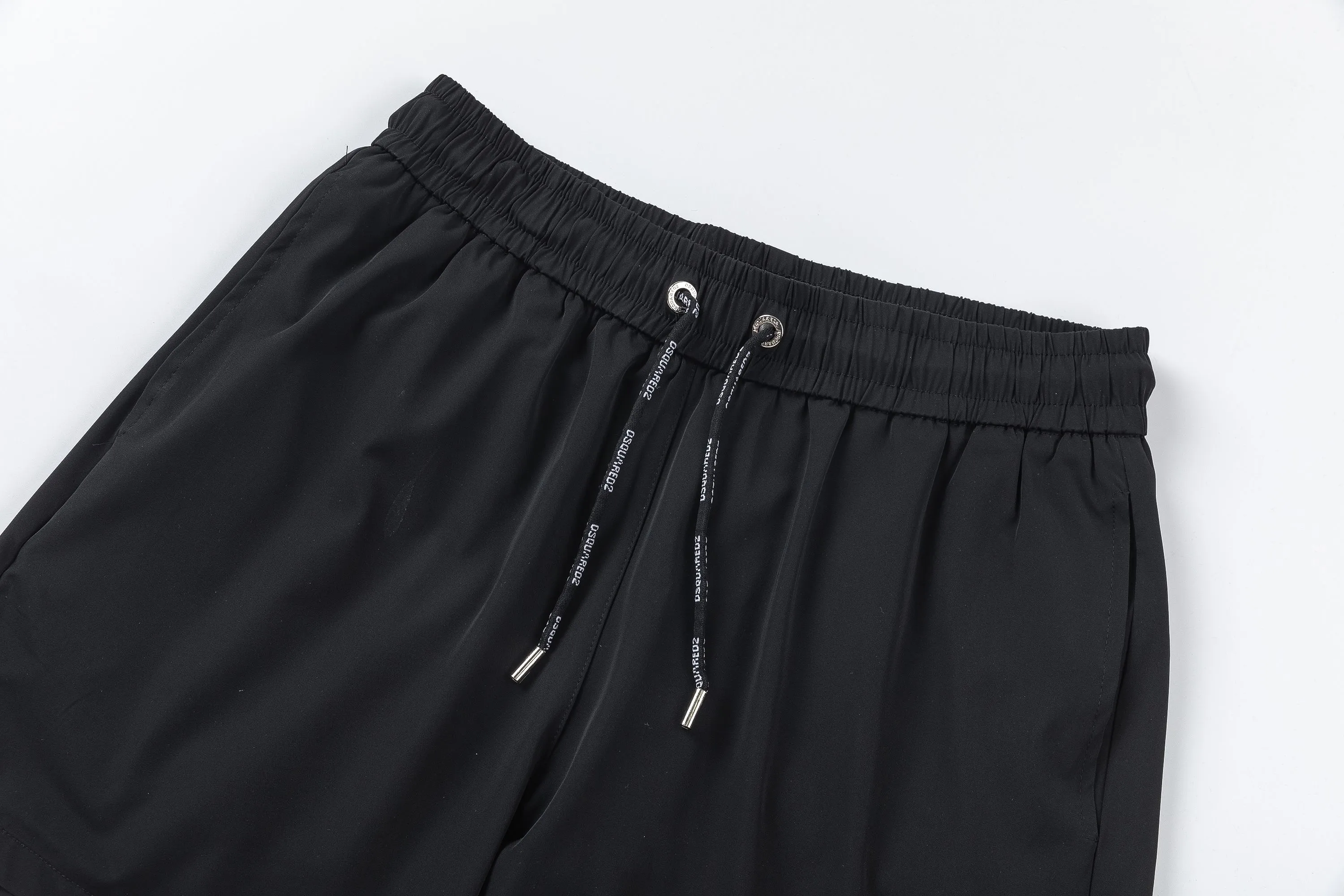 🅿️210 DSQUARED2 2025 spring and summer logo embroidery. New fashionable beach shorts, with lining and mesh shorts! The official website is synchronized with the original 1-1 replica, the original hardware is selected from high-quality polyester fiber fabrics, with a delicate feel, a must-have item for summer, and the upper body effect is super handsome! Color: Black Size: S M L XL XXL