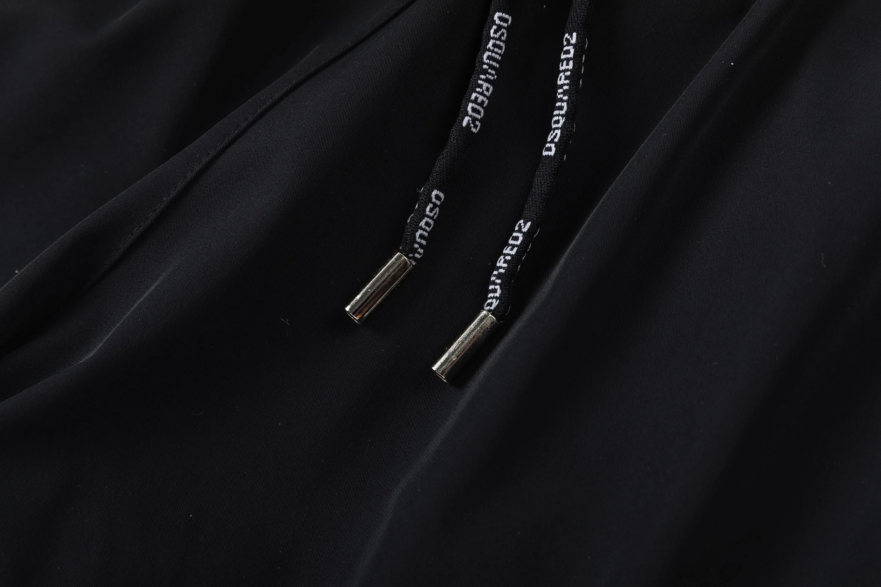🅿️210 DSQUARED2 2025 spring and summer logo embroidery. New fashionable beach shorts, with lining and mesh shorts! The official website is synchronized with the original 1-1 replica, the original hardware is selected from high-quality polyester fiber fabrics, with a delicate feel, a must-have item for summer, and the upper body effect is super handsome! Color: Black Size: S M L XL XXL