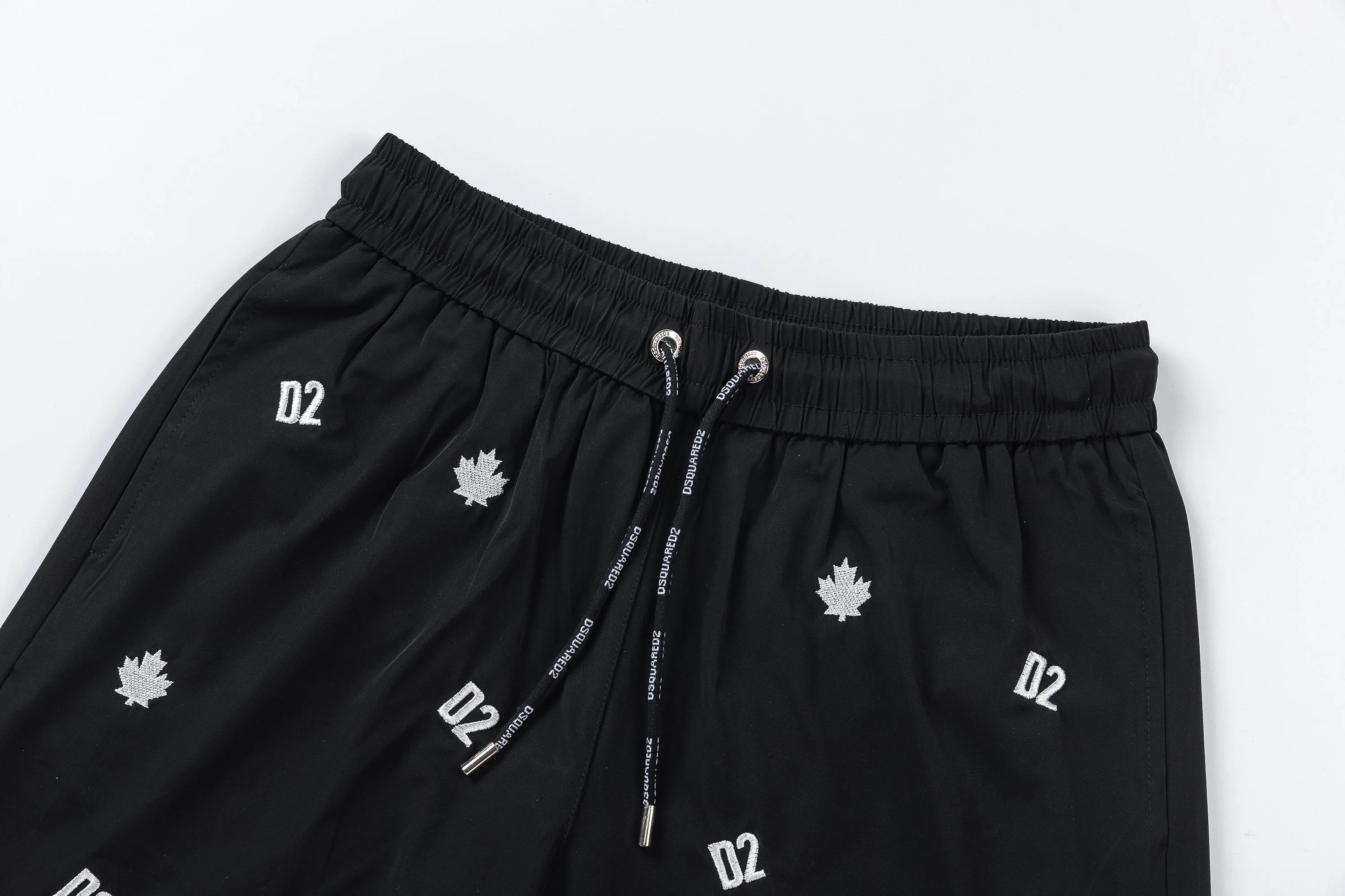 🅿️210 DSQUARED2 2025 spring and summer logo embroidery. New fashionable beach shorts, with lining and mesh shorts! The official website is synchronized with the original 1-1 replica, the original hardware is selected from high-quality polyester fiber fabrics, with a delicate feel, a must-have item for summer, and the upper body effect is super handsome! Color: Black Size: S M L XL XXL