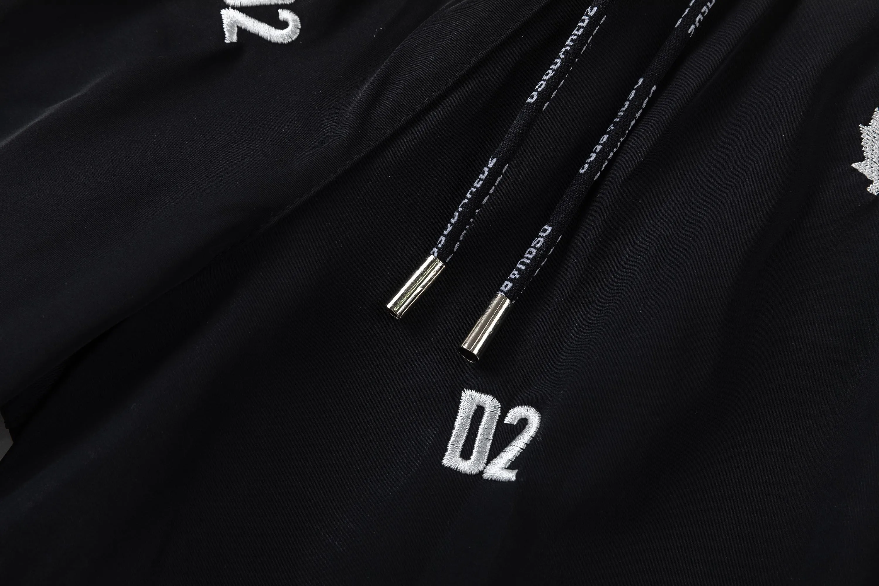 🅿️210 DSQUARED2 2025 spring and summer logo embroidery. New fashionable beach shorts, with lining and mesh shorts! The official website is synchronized with the original 1-1 replica, the original hardware is selected from high-quality polyester fiber fabrics, with a delicate feel, a must-have item for summer, and the upper body effect is super handsome! Color: Black Size: S M L XL XXL