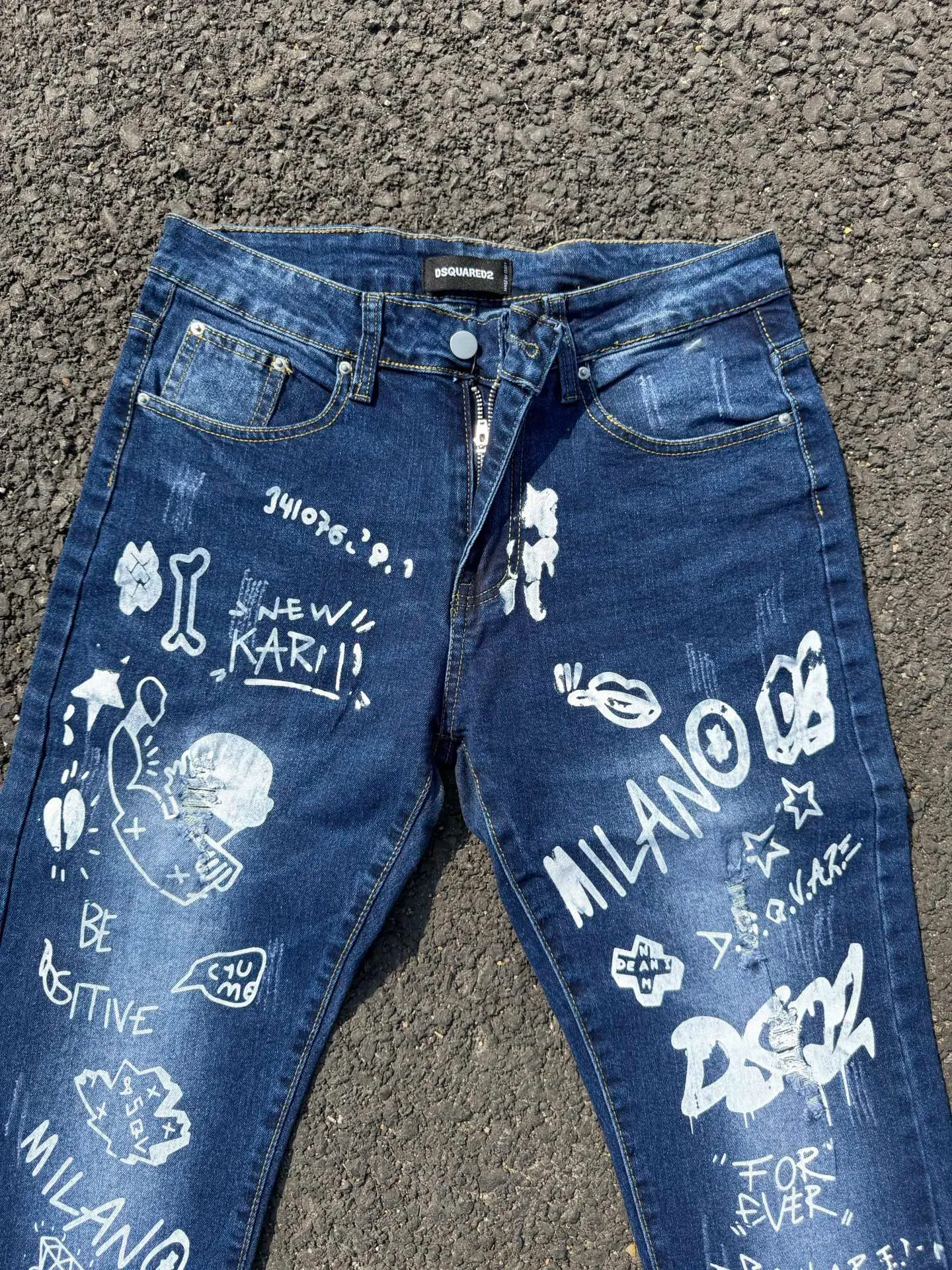 P186 💰 D2 new embroidered men's ripped trendy jeans, elastic personalized patches, slim fit, beggar's pants with small feet, top-quality materials, super soft high cotton washed denim fabric, each piece of washed denim fabric costs up to three times more than the conventional process. The touch is extremely delicate and the texture is very good. The whole body is simple and elegant. The back pocket of the trousers uses high-end direct injection technology. It is extremely exquisite. Full marks for details. Color: Picture color Size: 30-22-34-36 (corresponding to M-L-XL-XXL)