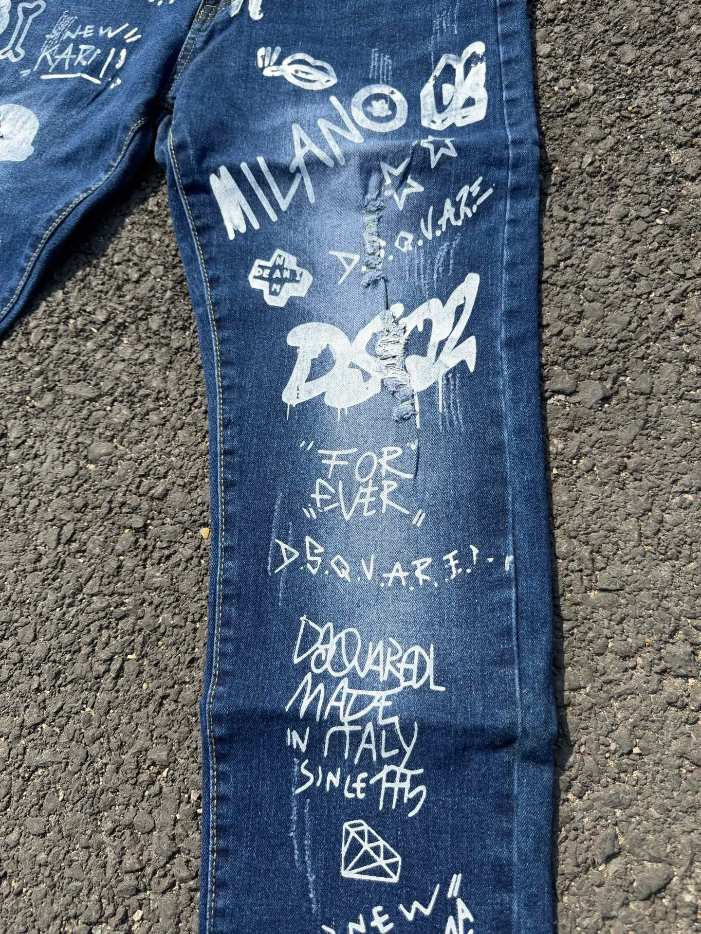 P186 💰 D2 new embroidered men's ripped trendy jeans, elastic personalized patches, slim fit, beggar's pants with small feet, top-quality materials, super soft high cotton washed denim fabric, each piece of washed denim fabric costs up to three times more than the conventional process. The touch is extremely delicate and the texture is very good. The whole body is simple and elegant. The back pocket of the trousers uses high-end direct injection technology. It is extremely exquisite. Full marks for details. Color: Picture color Size: 30-22-34-36 (corresponding to M-L-XL-XXL)