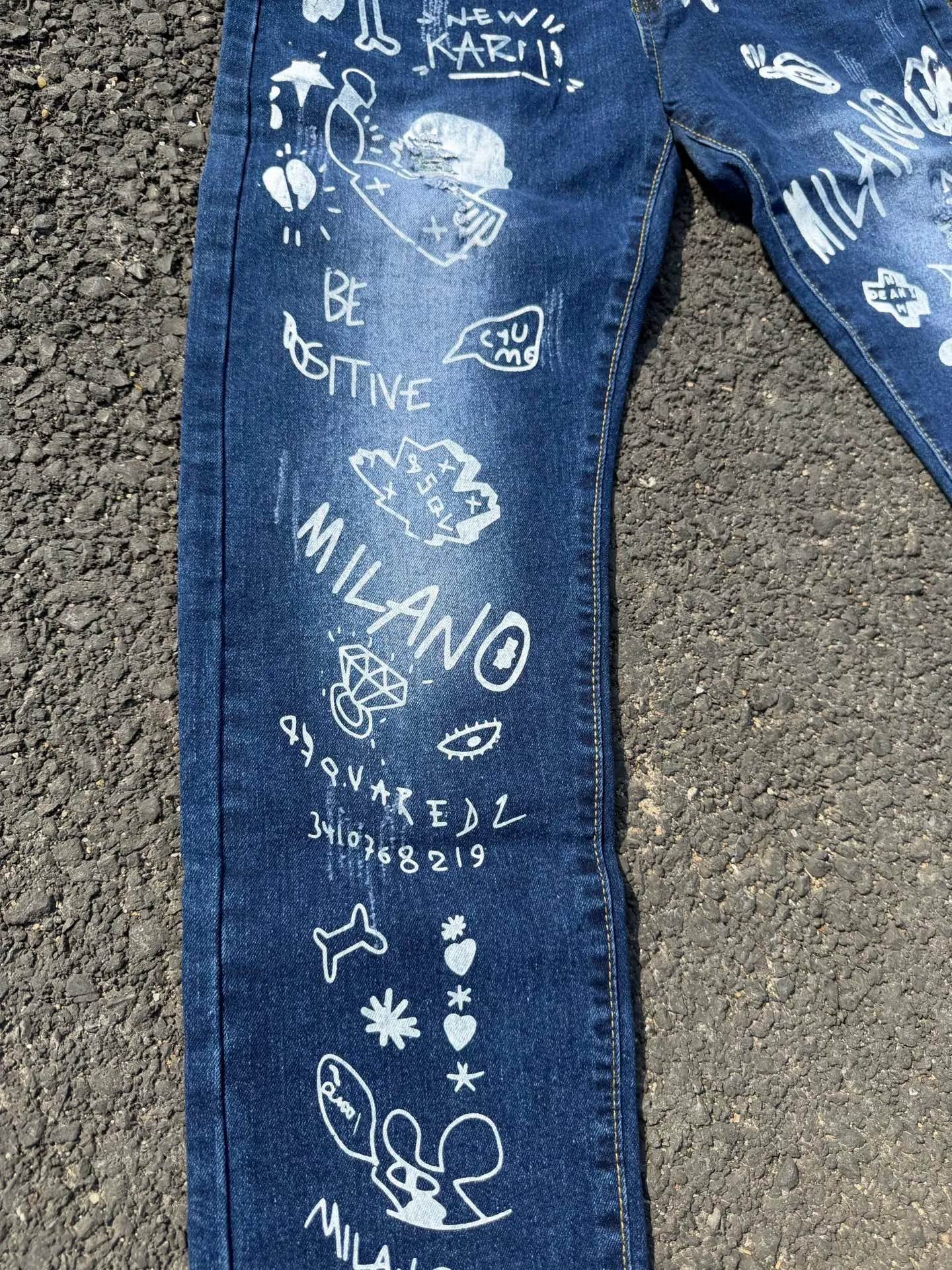 P186 💰 D2 new embroidered men's ripped trendy jeans, elastic personalized patches, slim fit, beggar's pants with small feet, top-quality materials, super soft high cotton washed denim fabric, each piece of washed denim fabric costs up to three times more than the conventional process. The touch is extremely delicate and the texture is very good. The whole body is simple and elegant. The back pocket of the trousers uses high-end direct injection technology. It is extremely exquisite. Full marks for details. Color: Picture color Size: 30-22-34-36 (corresponding to M-L-XL-XXL)
